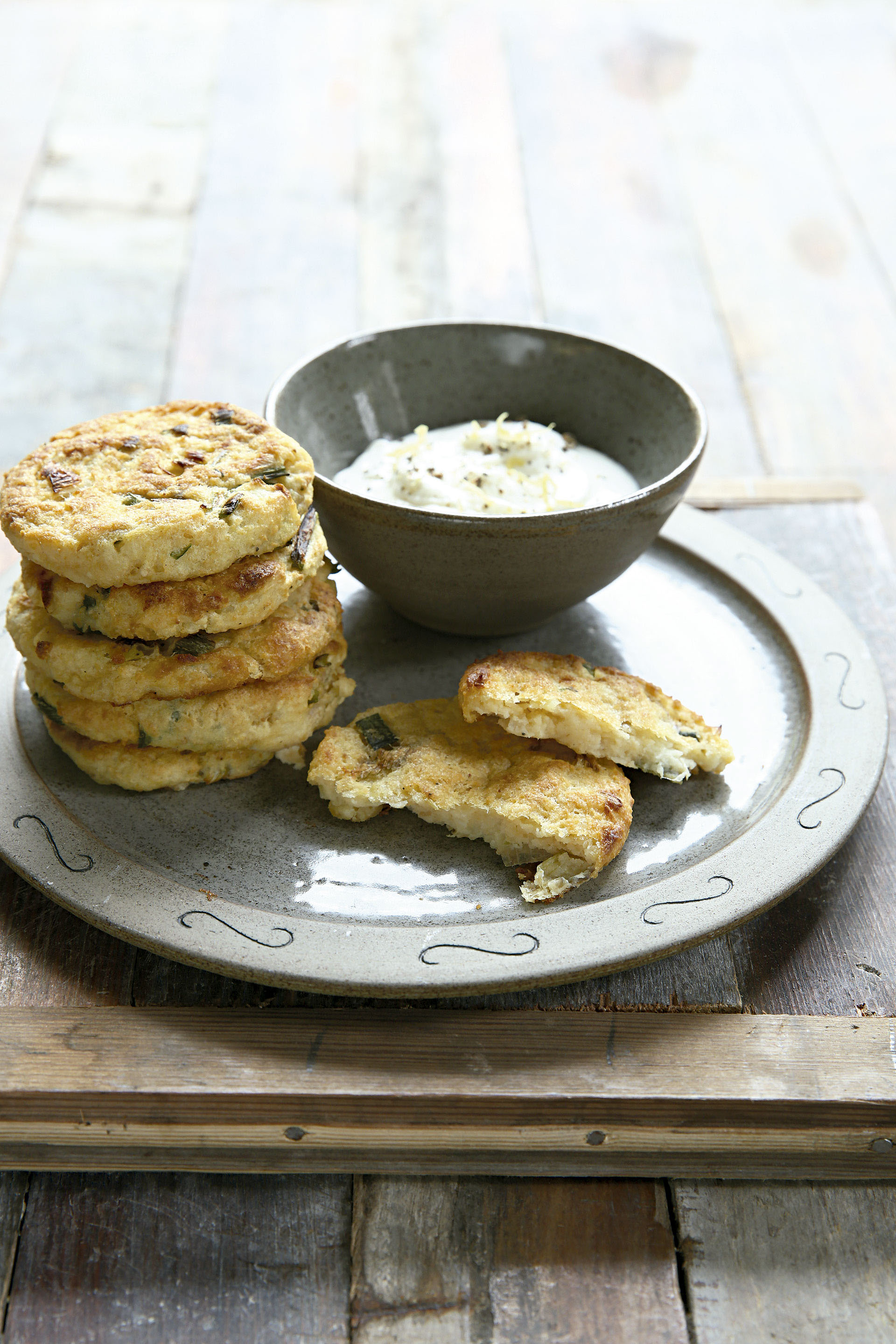 Friterra, bocados de papa y cebollas de verdeo con queso crema