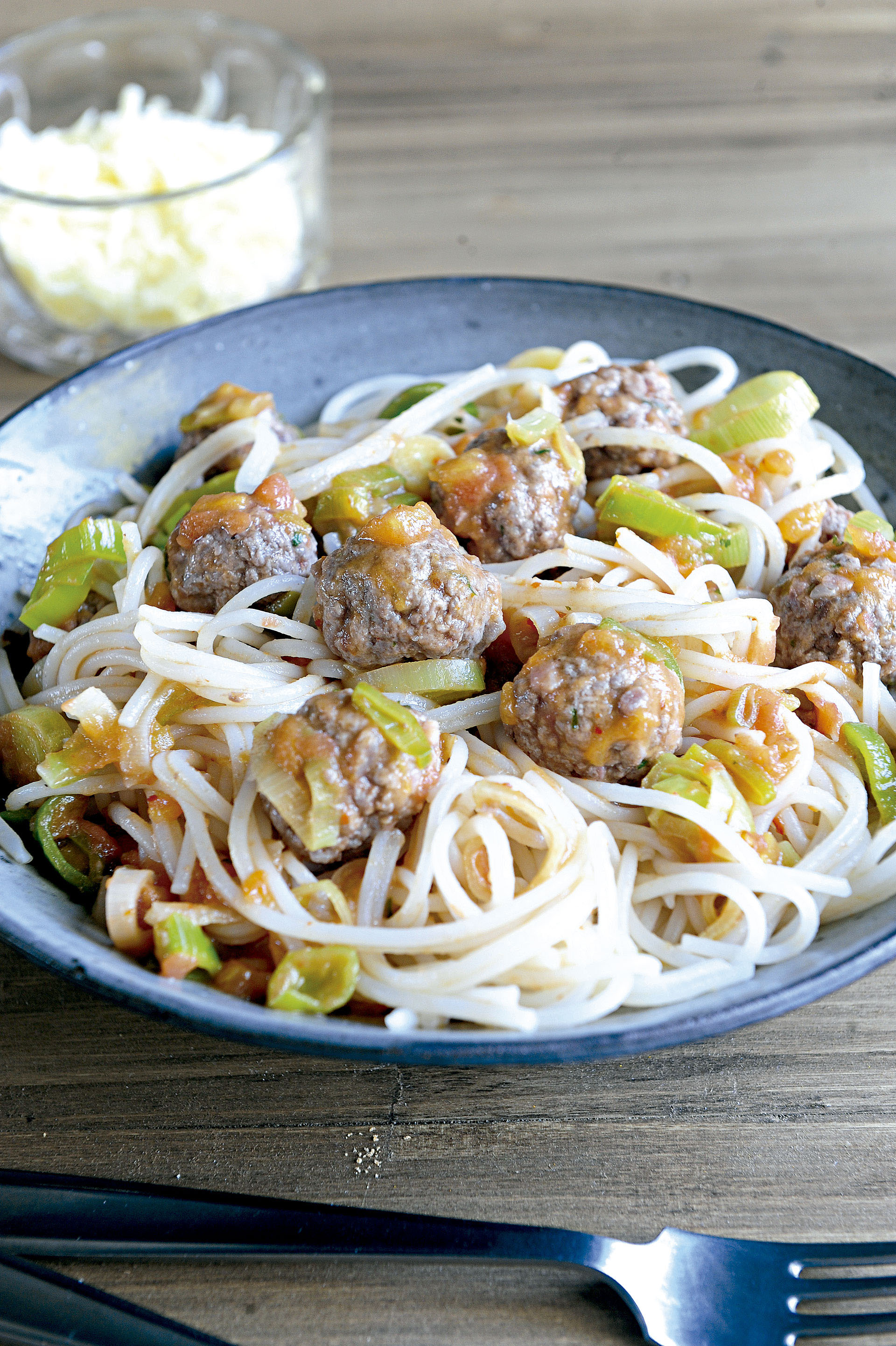 Polpetinas con hierbas y spaghetti de arroz