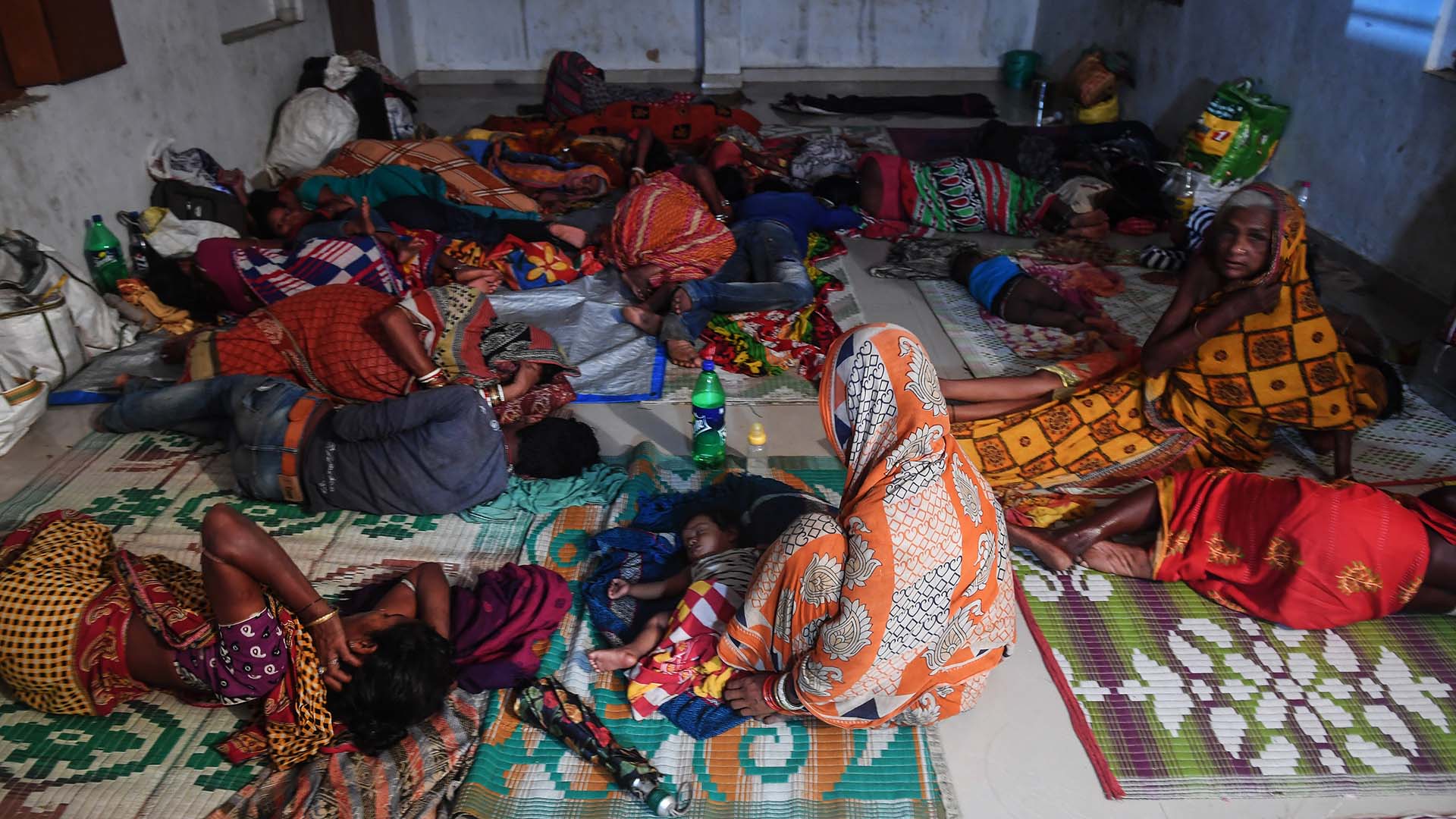 Familias evacuadas en un refugio de Puri, Odisha, el 3 de mayo de 2019 (DIBYANGSHU SARKAR / AFP)