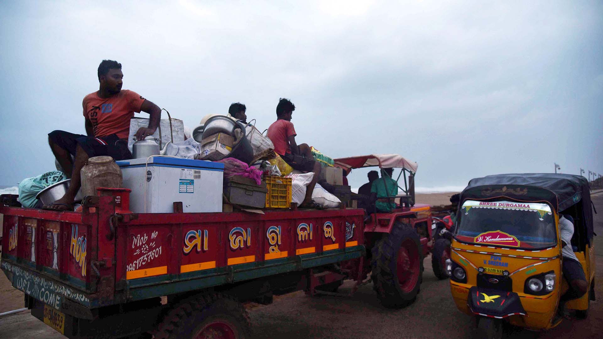 Ciudadanos se dirigen a un lugar más seguro en las afueras de Konark, en el estado oriental de Odisha, el 2 de mayo de 2019 ante la llegada del ciclón Fani (REUTERS/Stringer)