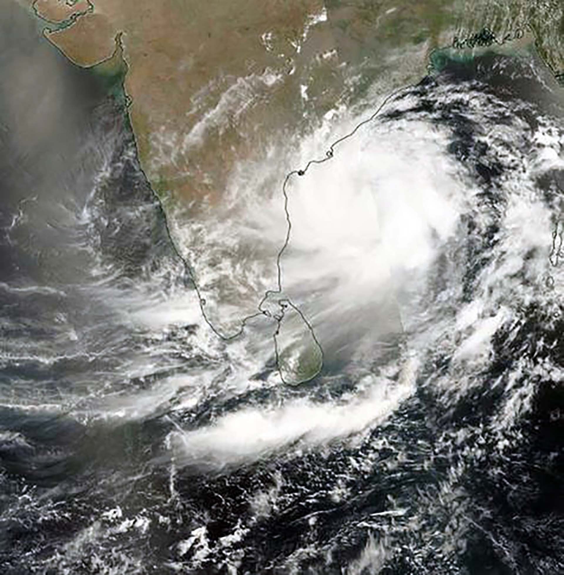 Imagen satelital de la NASA sobre el huracán Fani aproximándose a la India el 1 de mayo de 2019 (EPA/NASA WORLDVIEW)