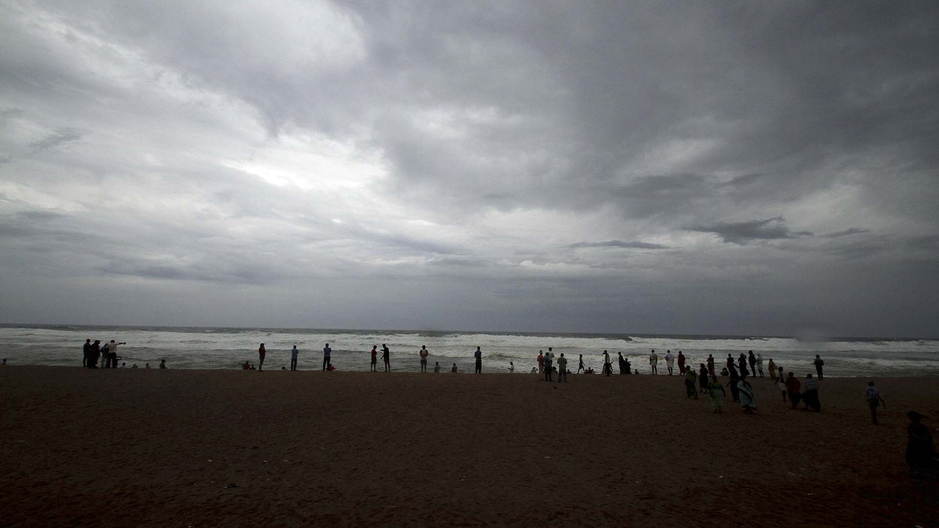 Preparativos en una playa de Puri por la llegada del ciclón Fani (AP Photo)