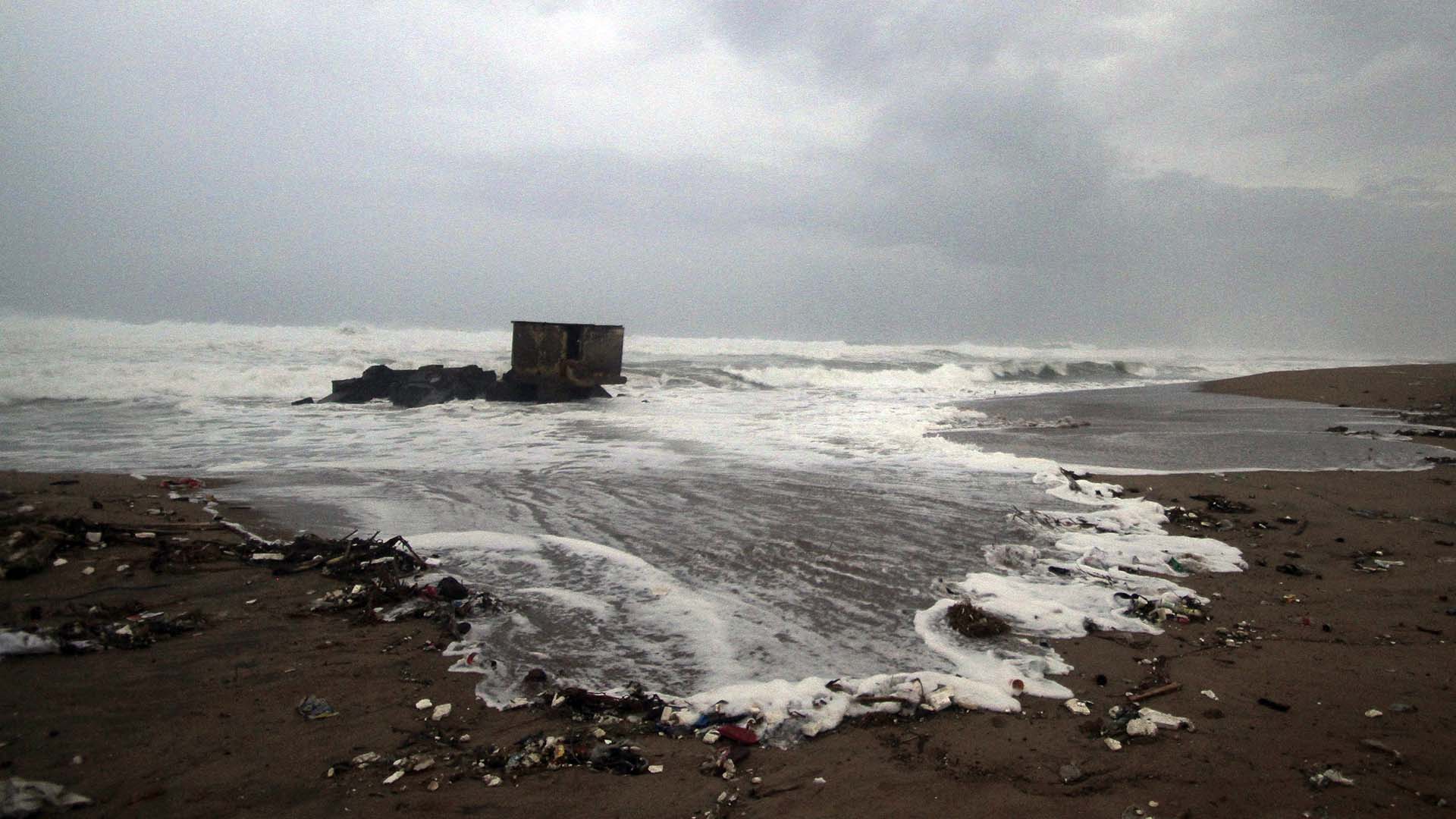 Una playa repleta de basura en Puri el 2 de mayo de 2019 (AP Photo)