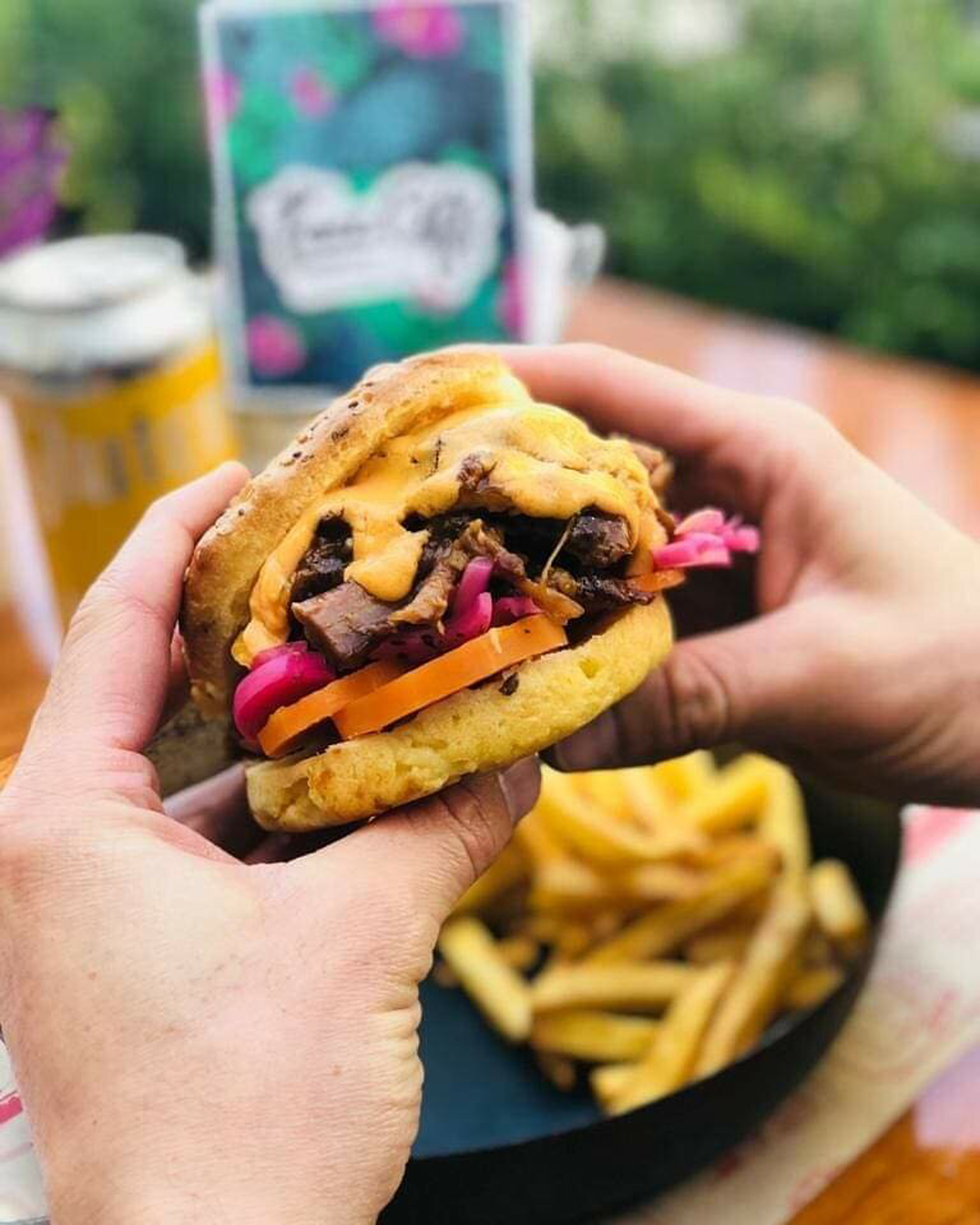 Sanwich de bondiola ahumada y encurtidos en pan de hamburguesa sin gluten