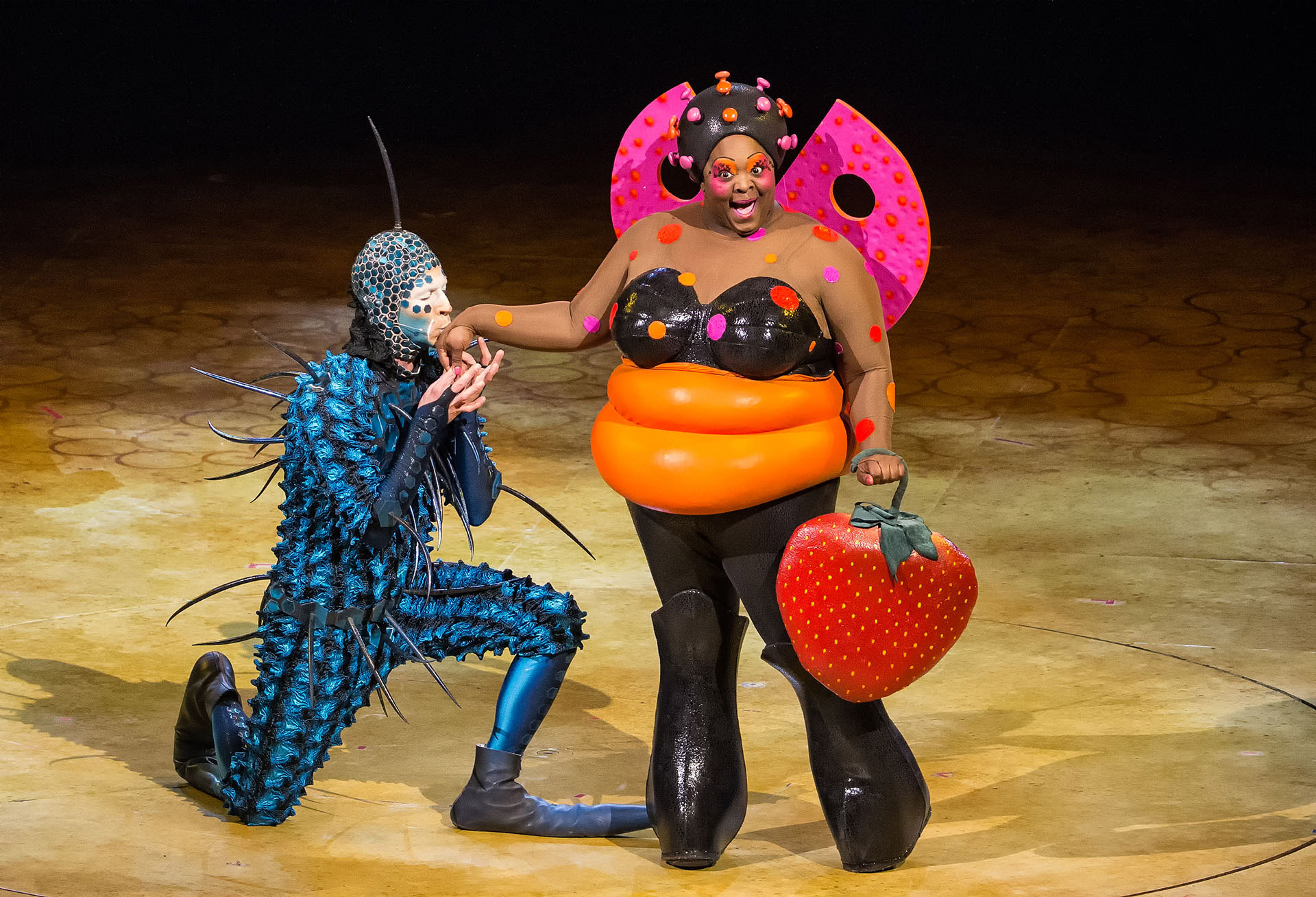 El “extranjero” intentando ganarse el corazón de Lady Bug (Cirque du Soleil)