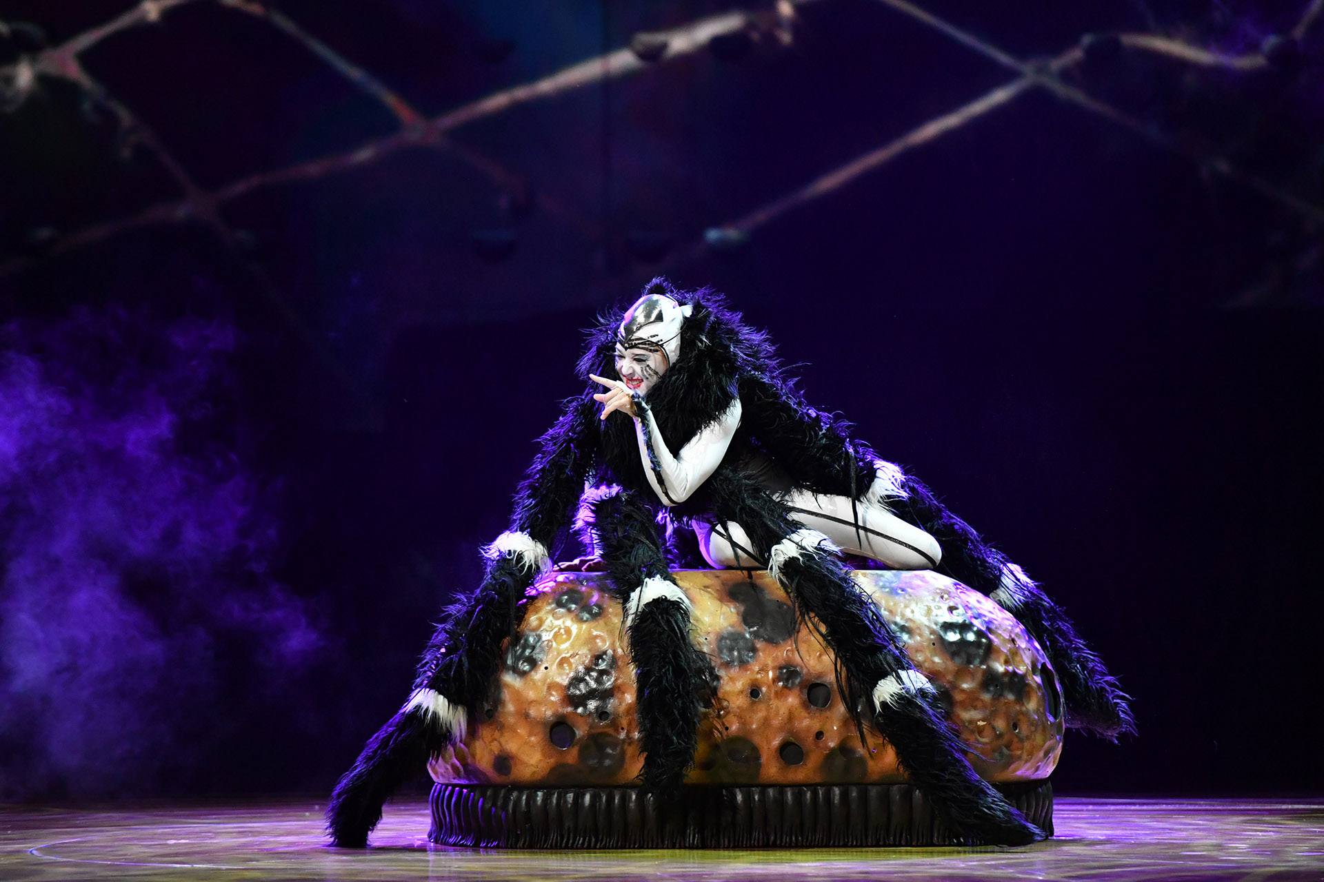 La mujer araña tiene su momento destacado en “OvO”, tejiendo las redes que después salvarán a los acróbatas (Cirque du Soleil)