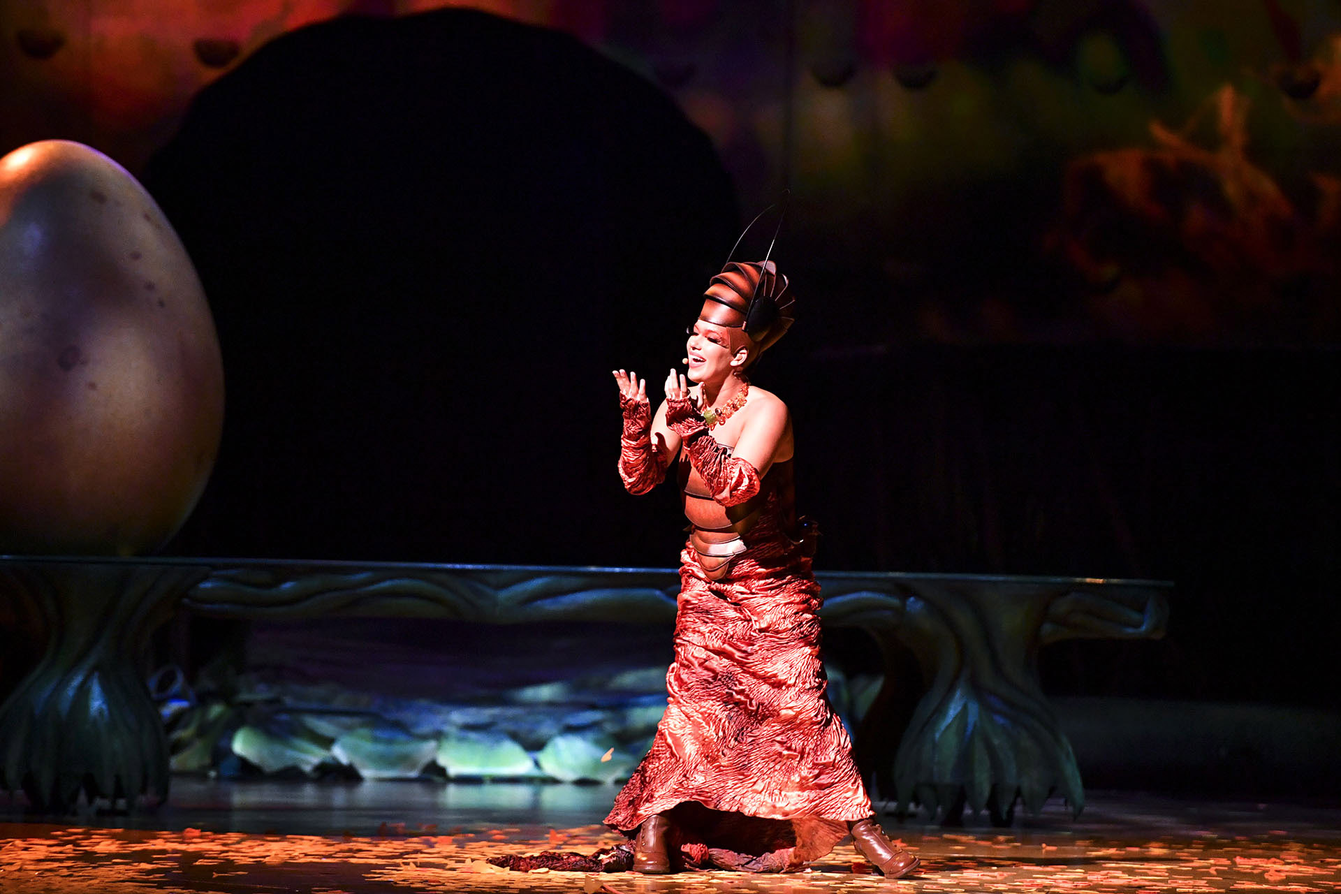 Dulce y melancólica, la abeja reina entona en todas y cada una de las canciones que interpreta la banda que está detrás de escena (Cirque du Soleil)