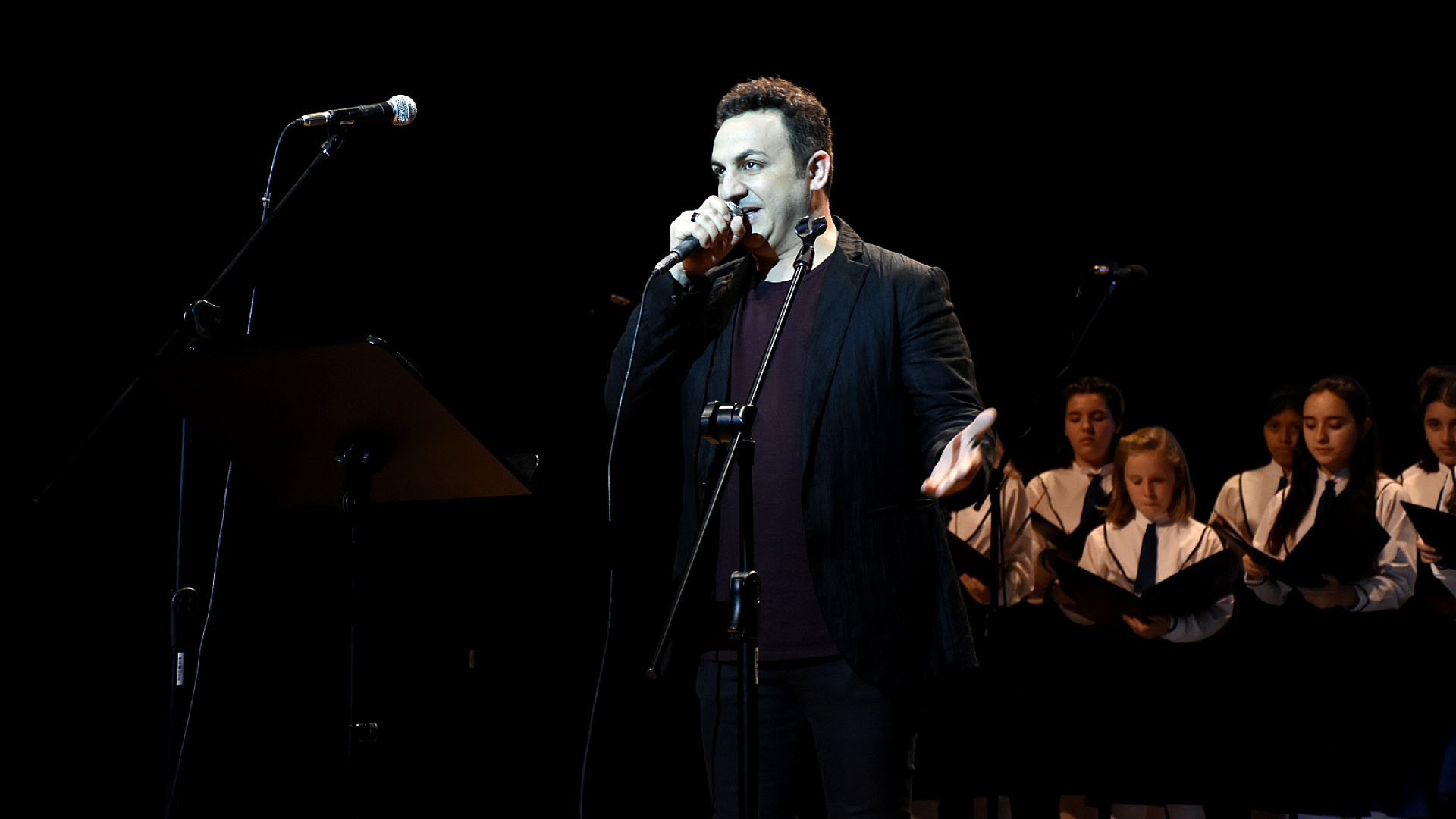 El artista Diego Topa participó del acto de la DAIA