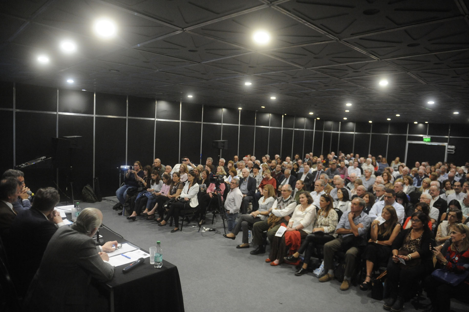 La sala Gorostiza de la Feria del Libro estuvo repleta