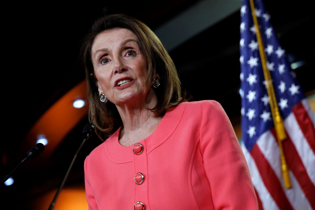 Nancy Pelosi, presidente de la Cámara de Representantes durante la conferencia de prensa en el Capitolio (REUTERS/Yuri Gripas)