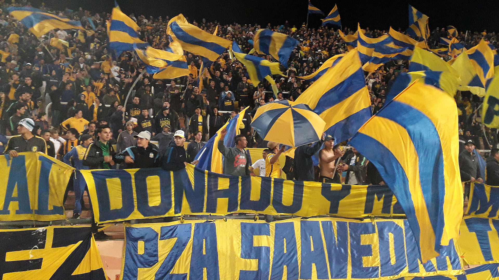 Simpatizantes de Boca festejan un nuevo título del Xeneize en Mendoza (FOTO NA: DELFO RODRIGUEZ)