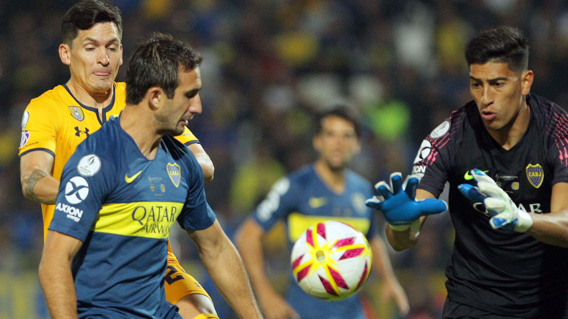 Izquierdoz y Andrada, en el control de la pelota (FOTO NA: DELFO RODRIGUEZ)
