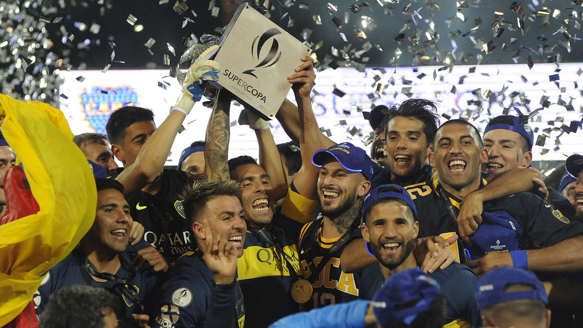 Los campeones levantan el trofeo conseguido en los penales (Foto Baires)