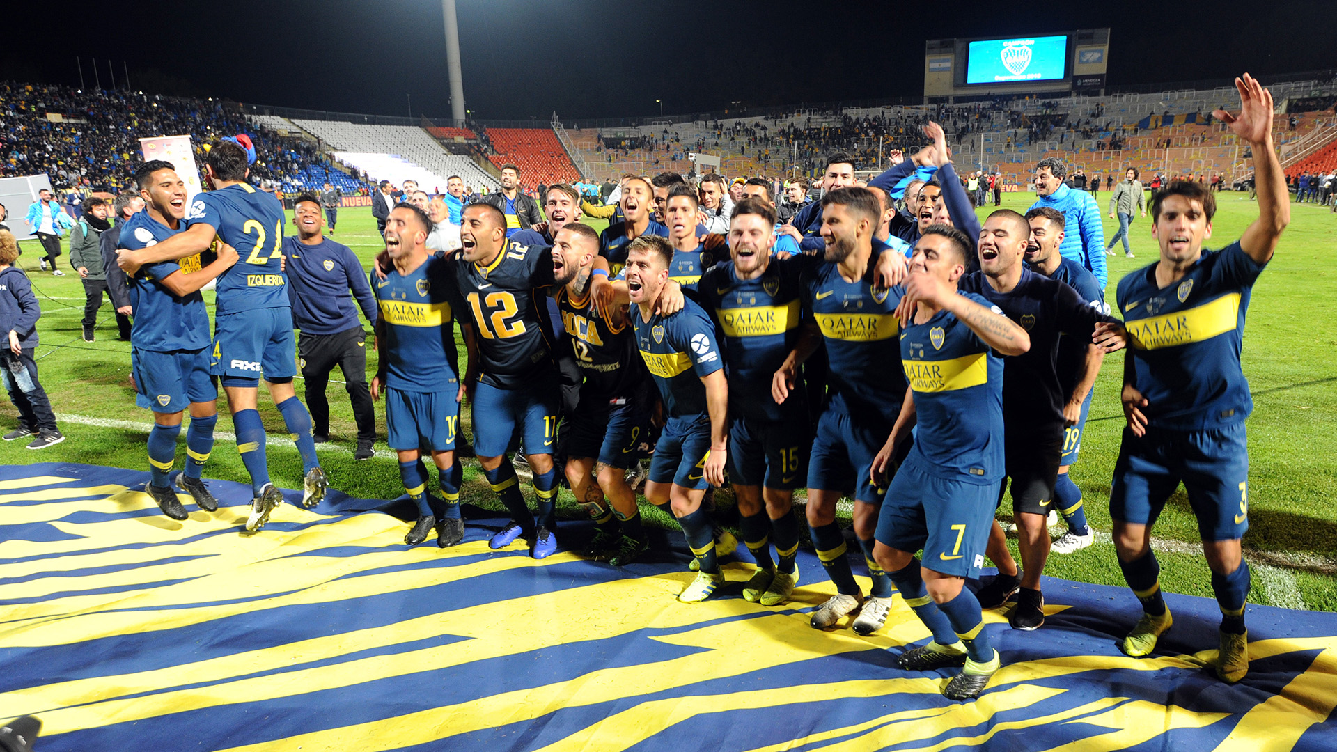 La clásica foto del “dale “campeón”, de cara a la tribuna donde se ubicaron los fanáticos del “Xeneize” (Foto: Alfredo Ponce/Telam)