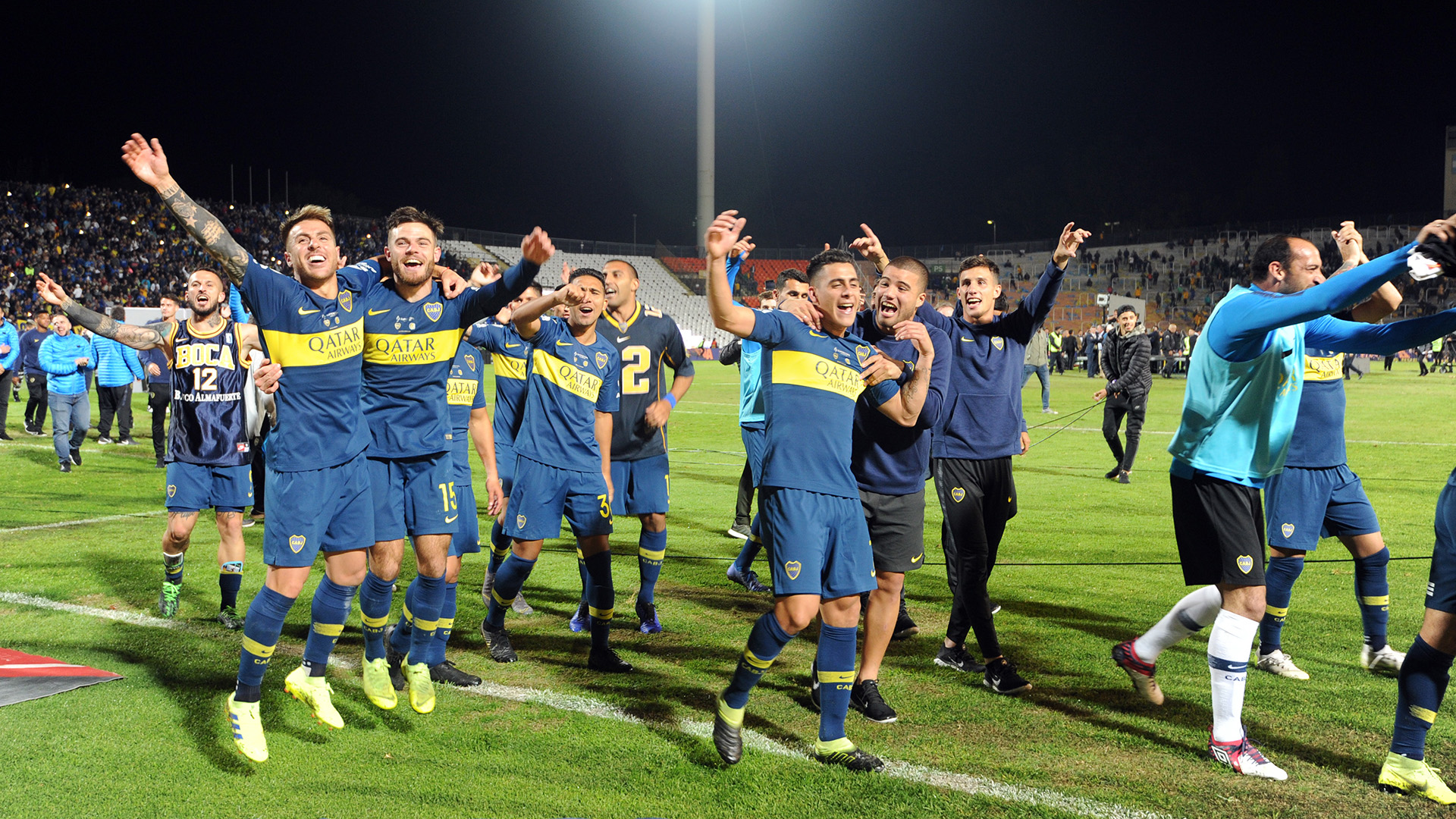 Buffarini y Nandez, dos de los más bullangueros en el festejo. Adelante, Pavón, de gran ingreso en el partido (Foto: Alfredo Ponce/Telam)