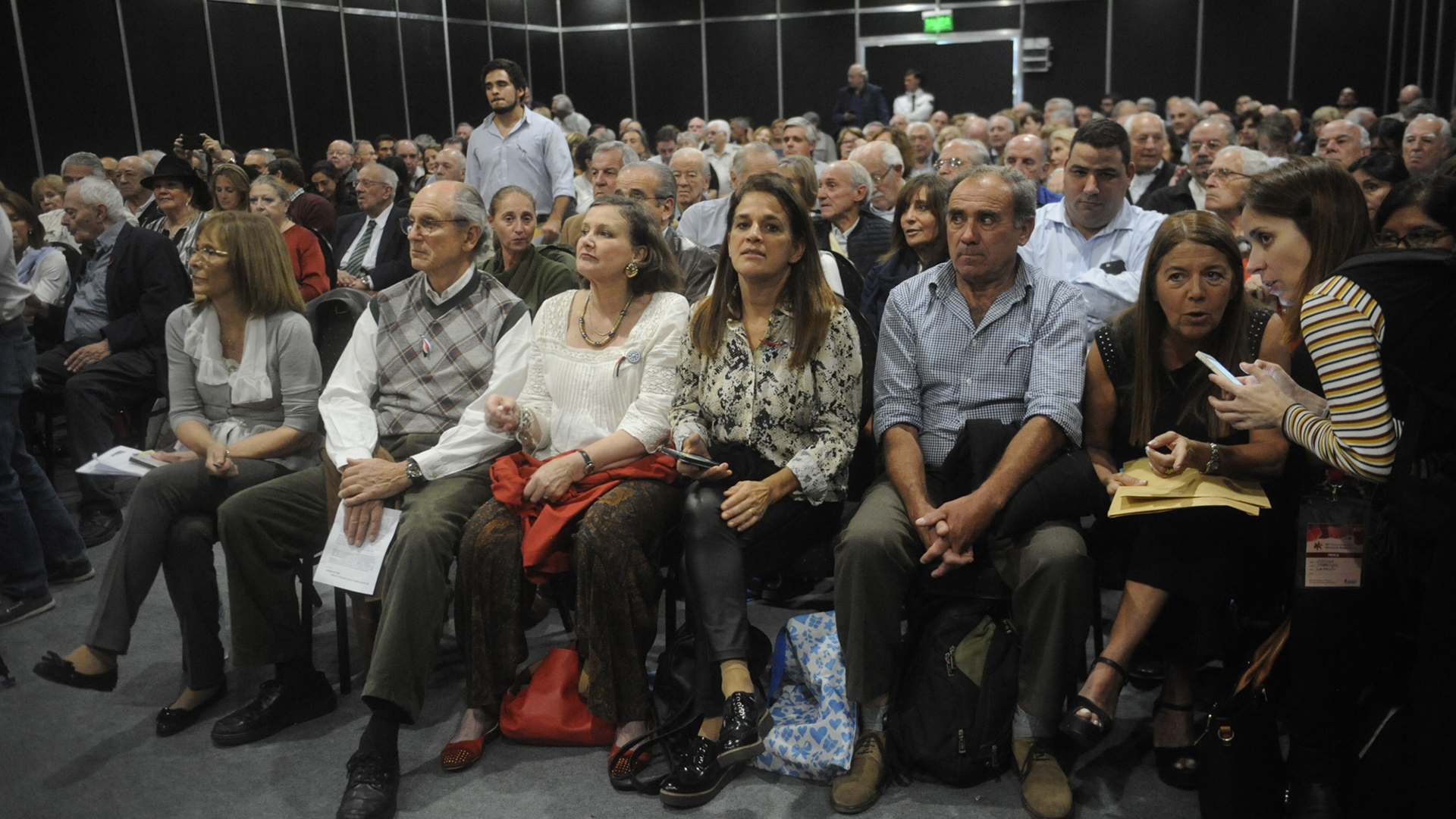 En primera fila, Cecilia Pando. A su lado, Adriana Barreiro, esposa de otro militar detenido. A la derecha, de negro, Silvia Ibarzábal