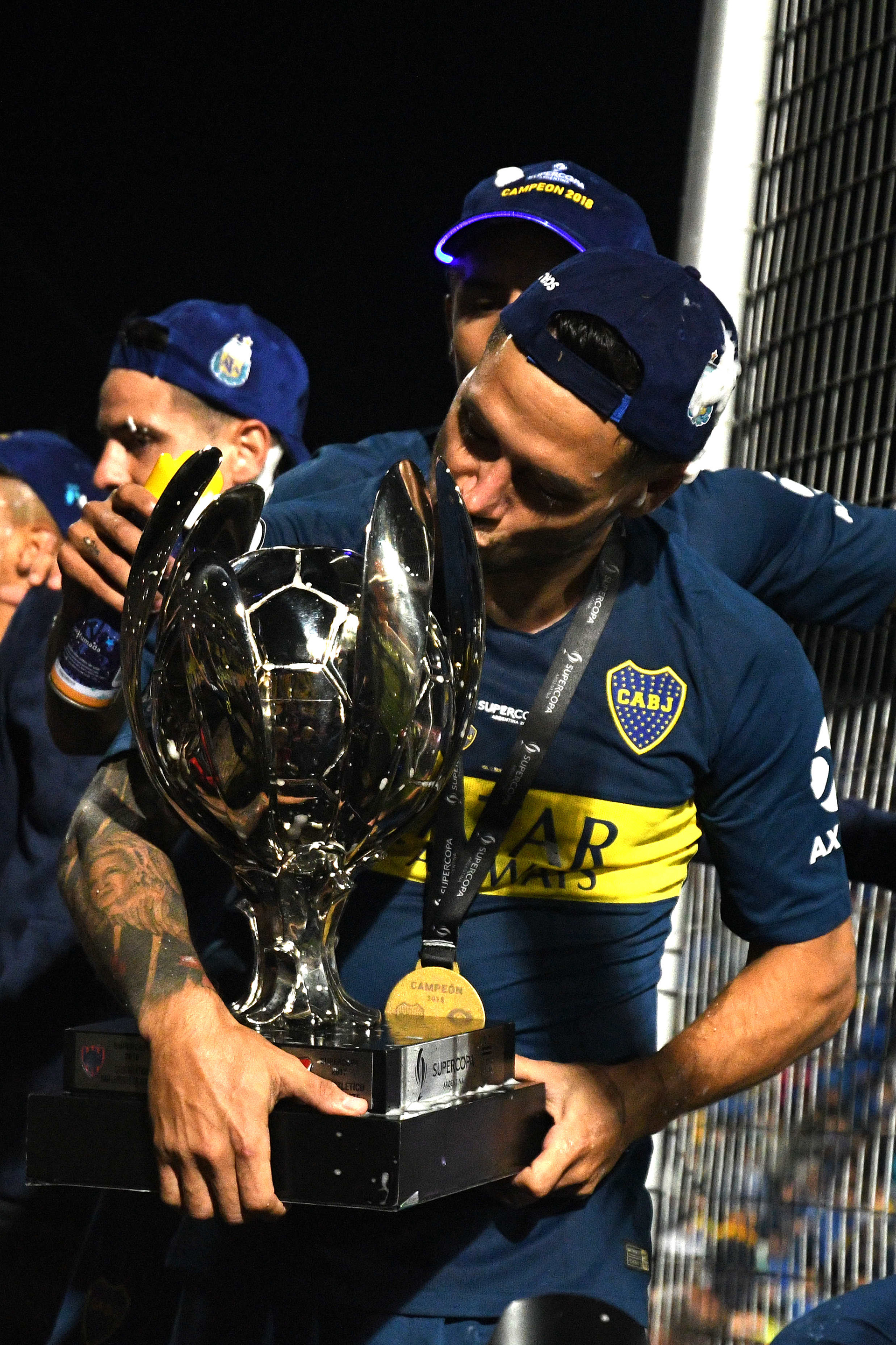 Todo el amor del uruguayo Nandez hacia el trofeo. Fue una de las figuras del partido (Foto: Télam)