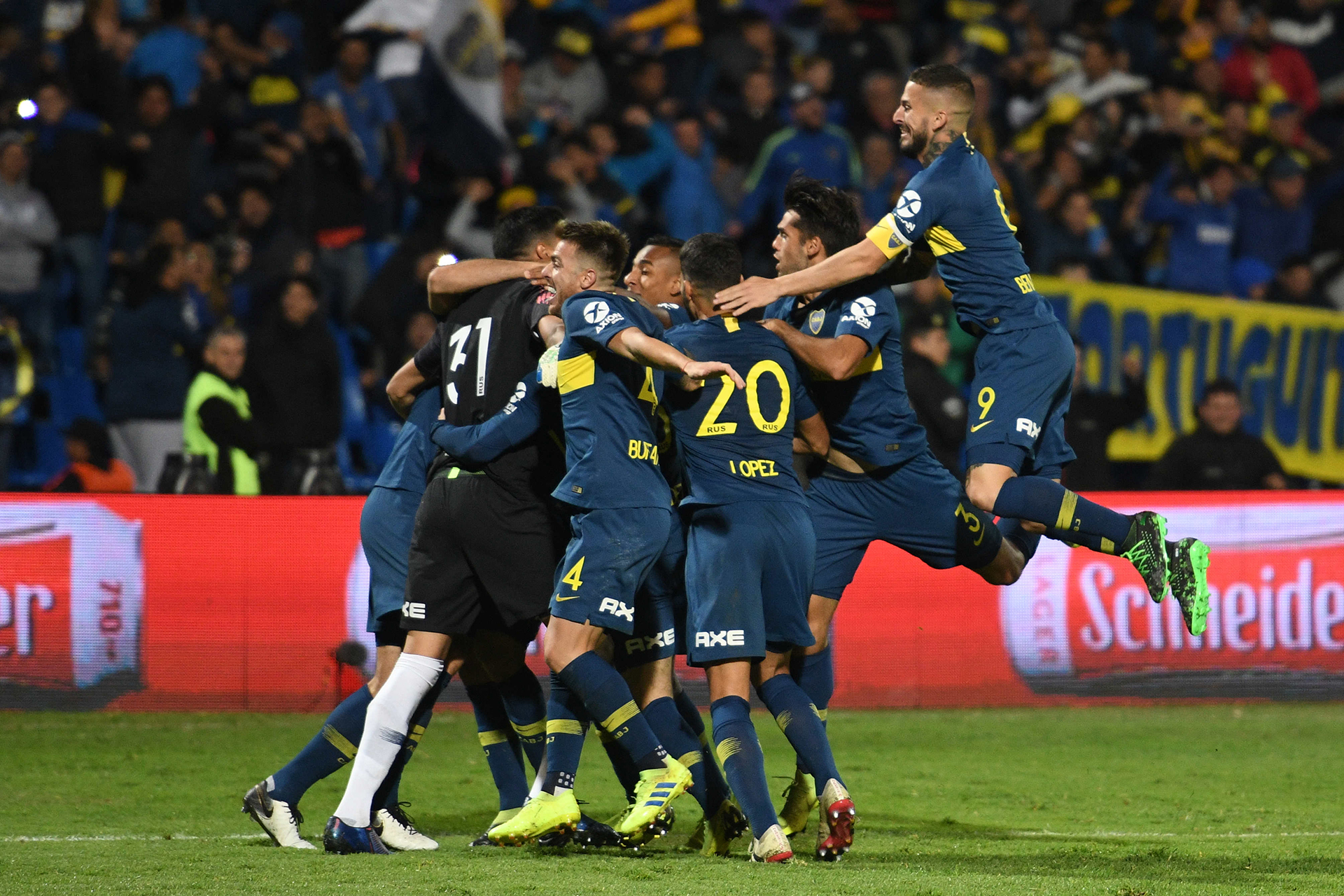 El instante de la explosión. Izquierdoz ya convirtió su penal: Boca se queda con la Supercopa que se le había negado tres veces (Foto: Télam)