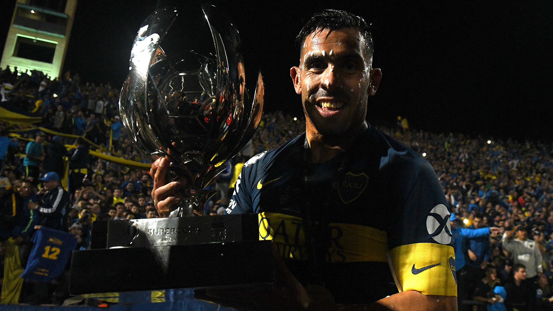 Tevez y la Copa. El capitán y una faena ganadora impactante, a los 35 años (Foto: Télam)