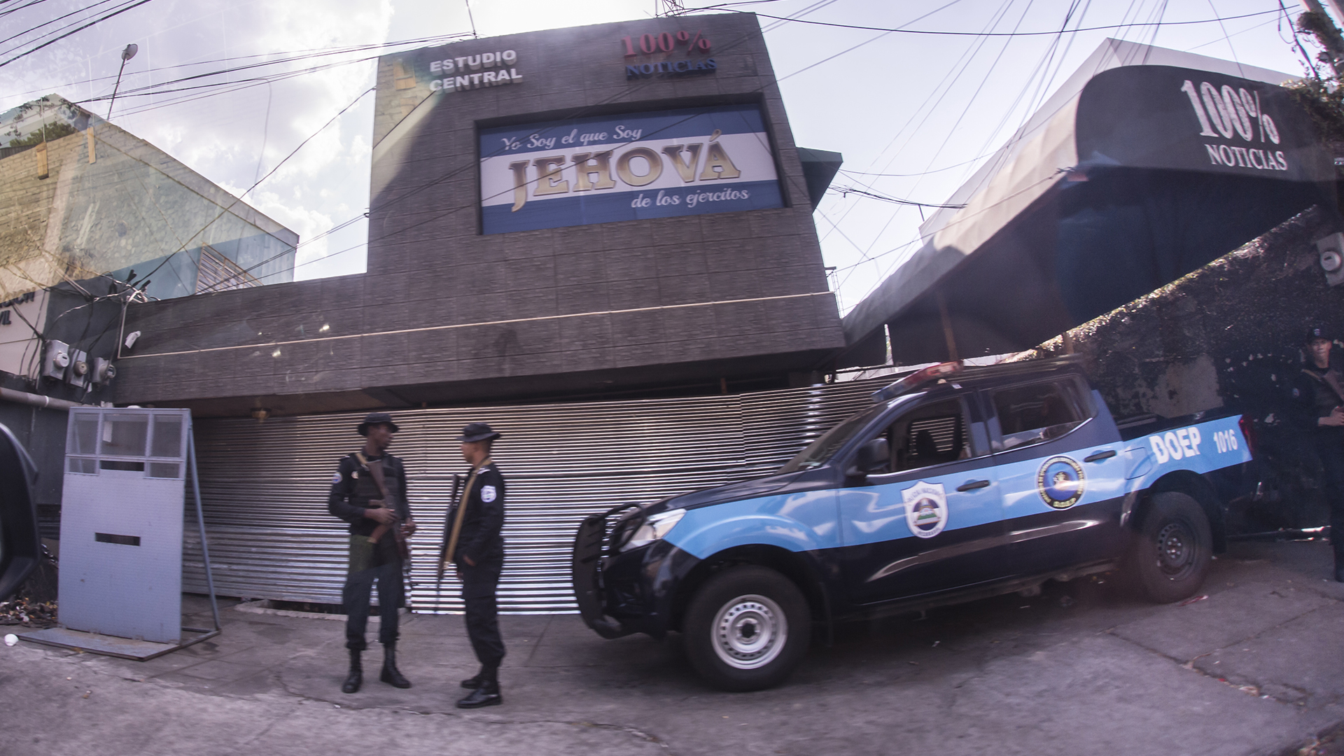 El régimen de Ortega tomó las instalaciones del canal de TV 100%noticias. Una patrulla de la Policía permanece en las instalaciones desde hace más de cuatro meses. (Óscar Navarrete)
