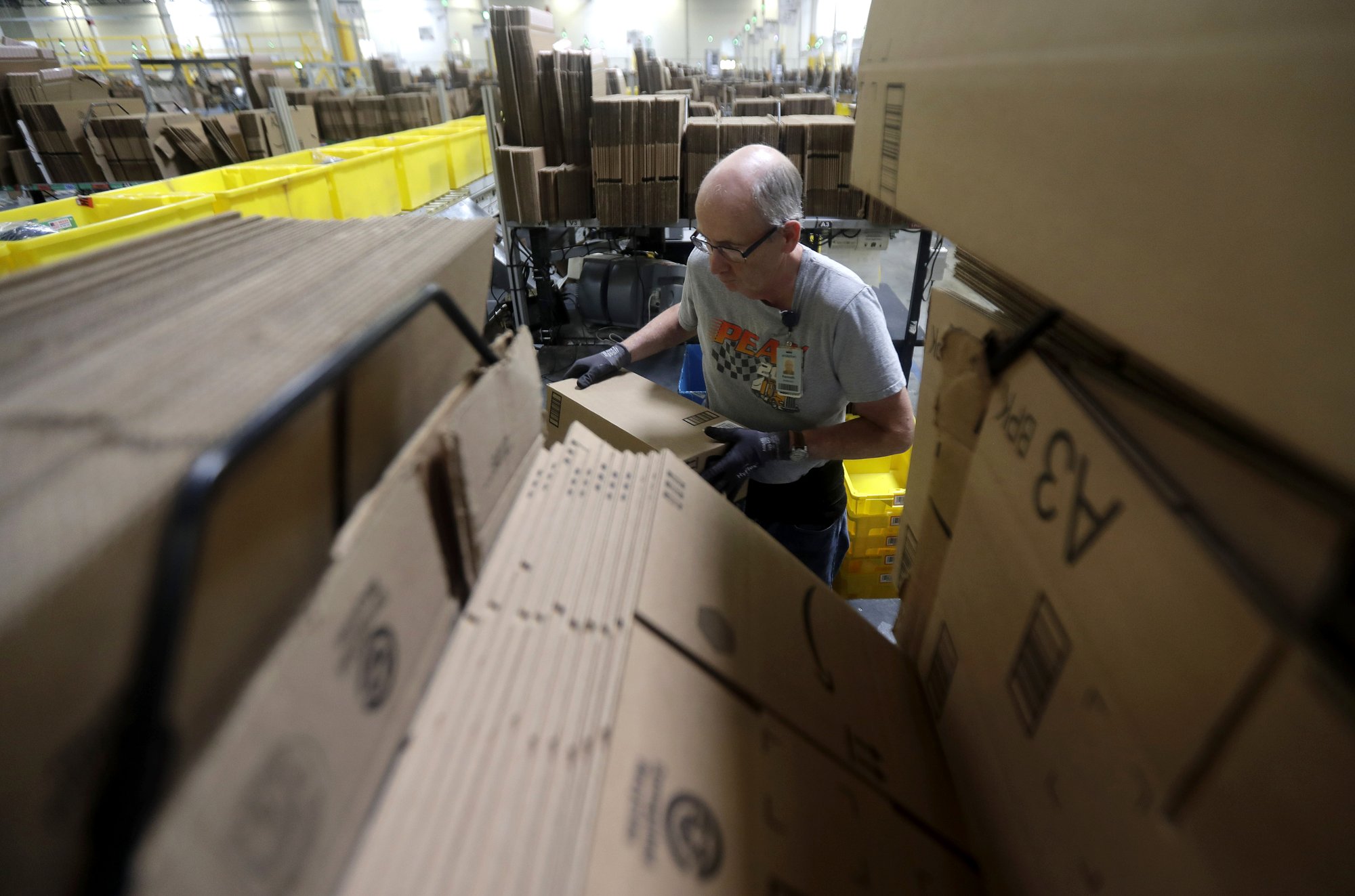 Unas 125.000 personas trabajan de tiempo completo en los almacenes de Amazon en Estados Unidos (Foto: AP)