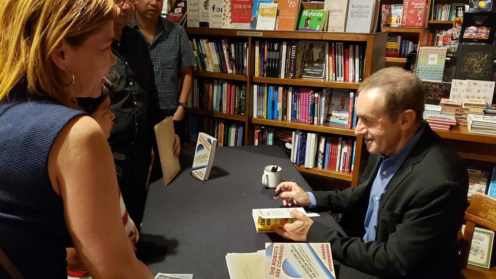 Luego de la presentación, Oppenheimer firmó ejemplares de su libro.