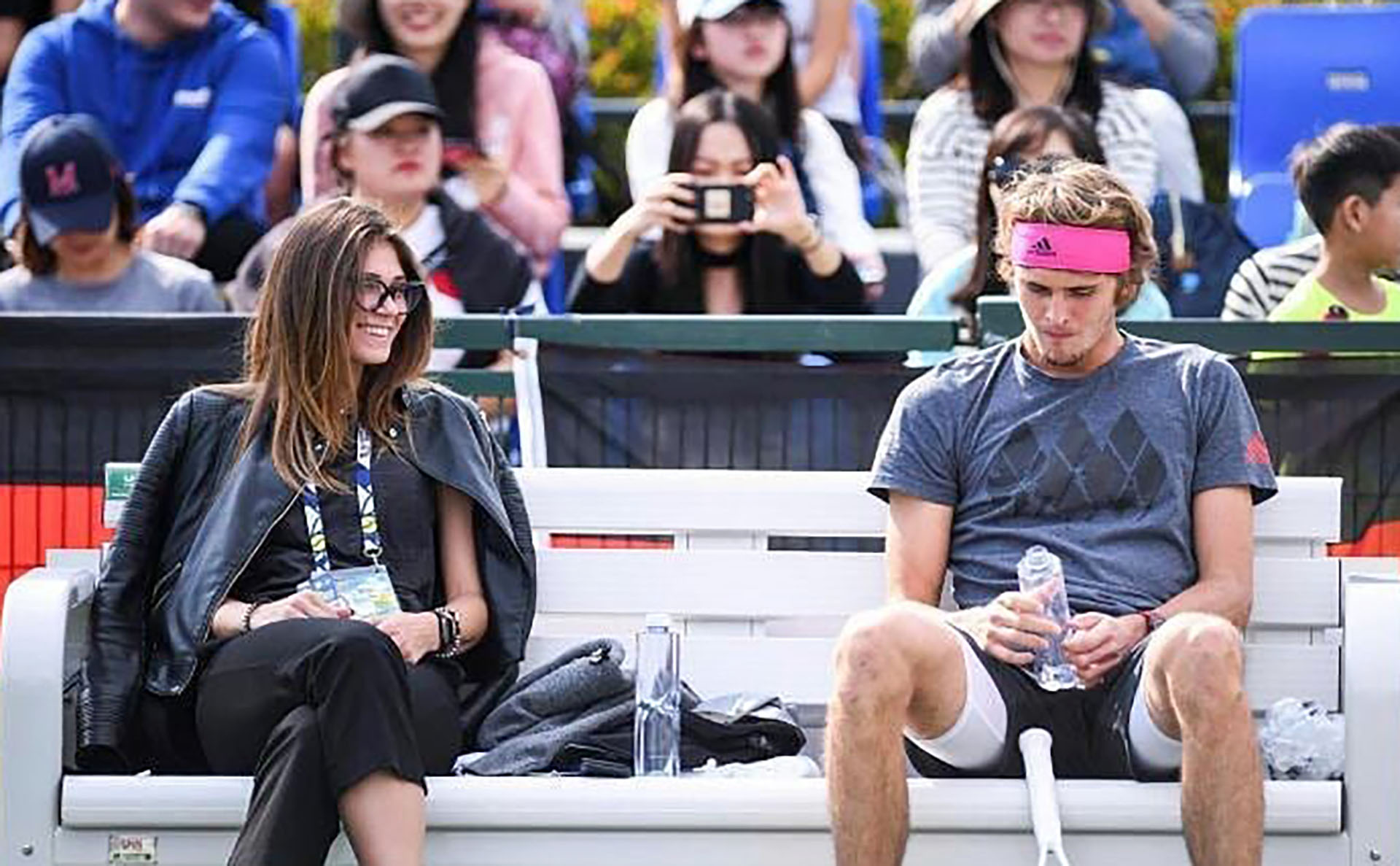 (@saschaandolga) Olga Sharypova acompañaba a Zverev en sus presentaciones