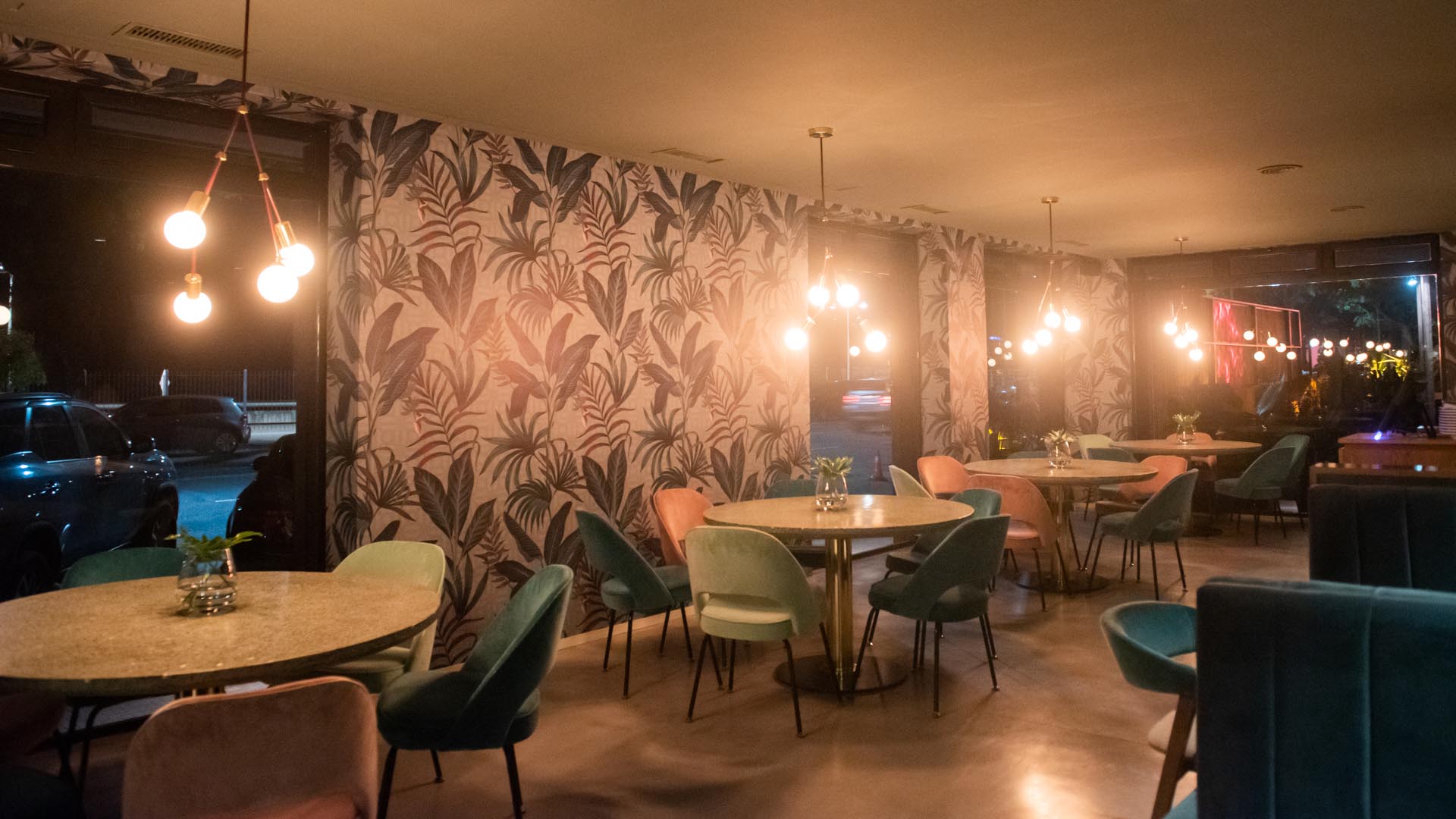 El sector de restaurante además de contar con mesas clásicas también tiene boxes íntimos y la decoración ofrece tonalidades verdes y aguamarinas