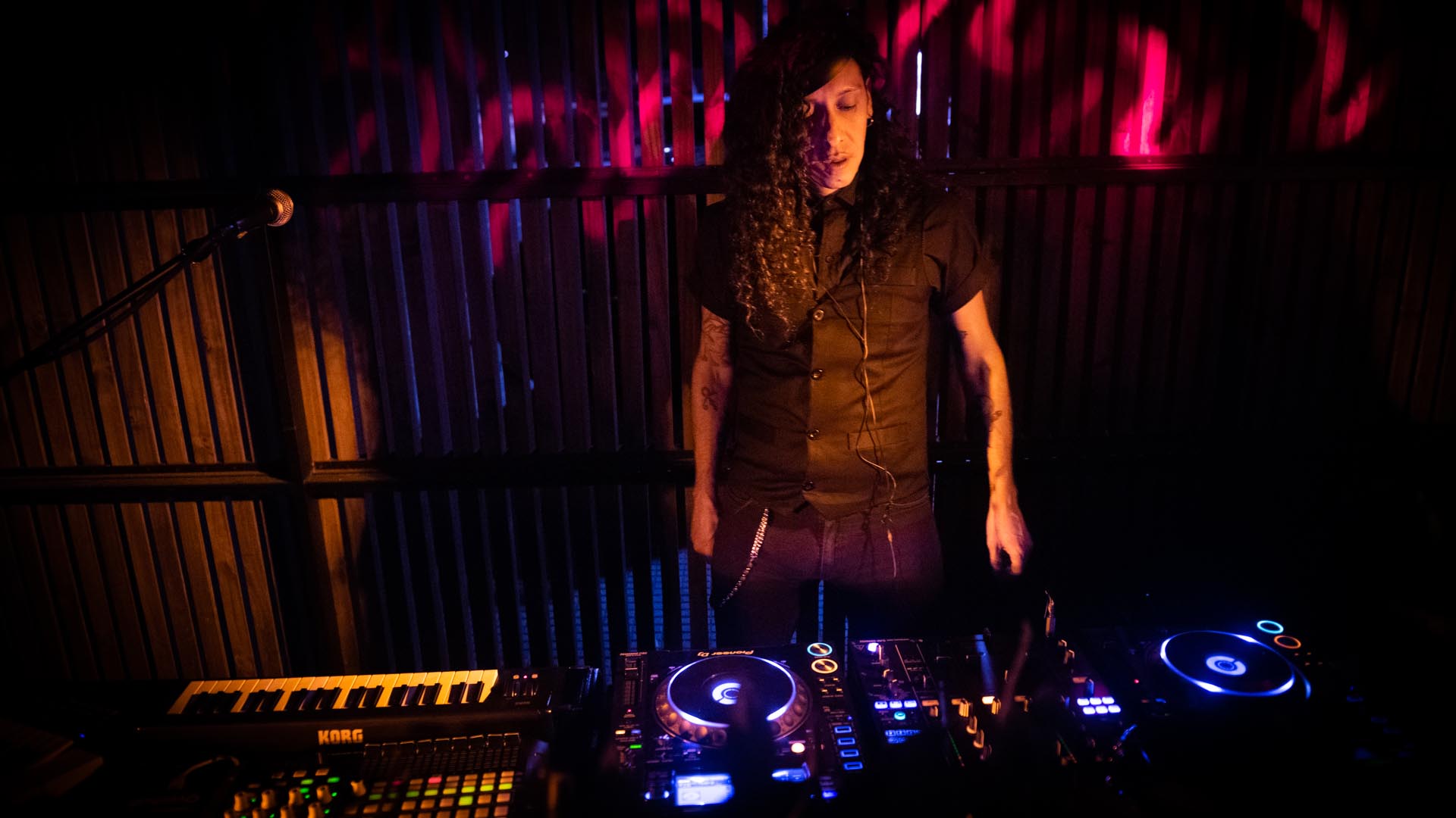 Cada noche, un DJ musicaliza los distintos ambientes de Enero. El concepto de ambiente, buena gastronomía y tragos de autor representan las claves del lugar.