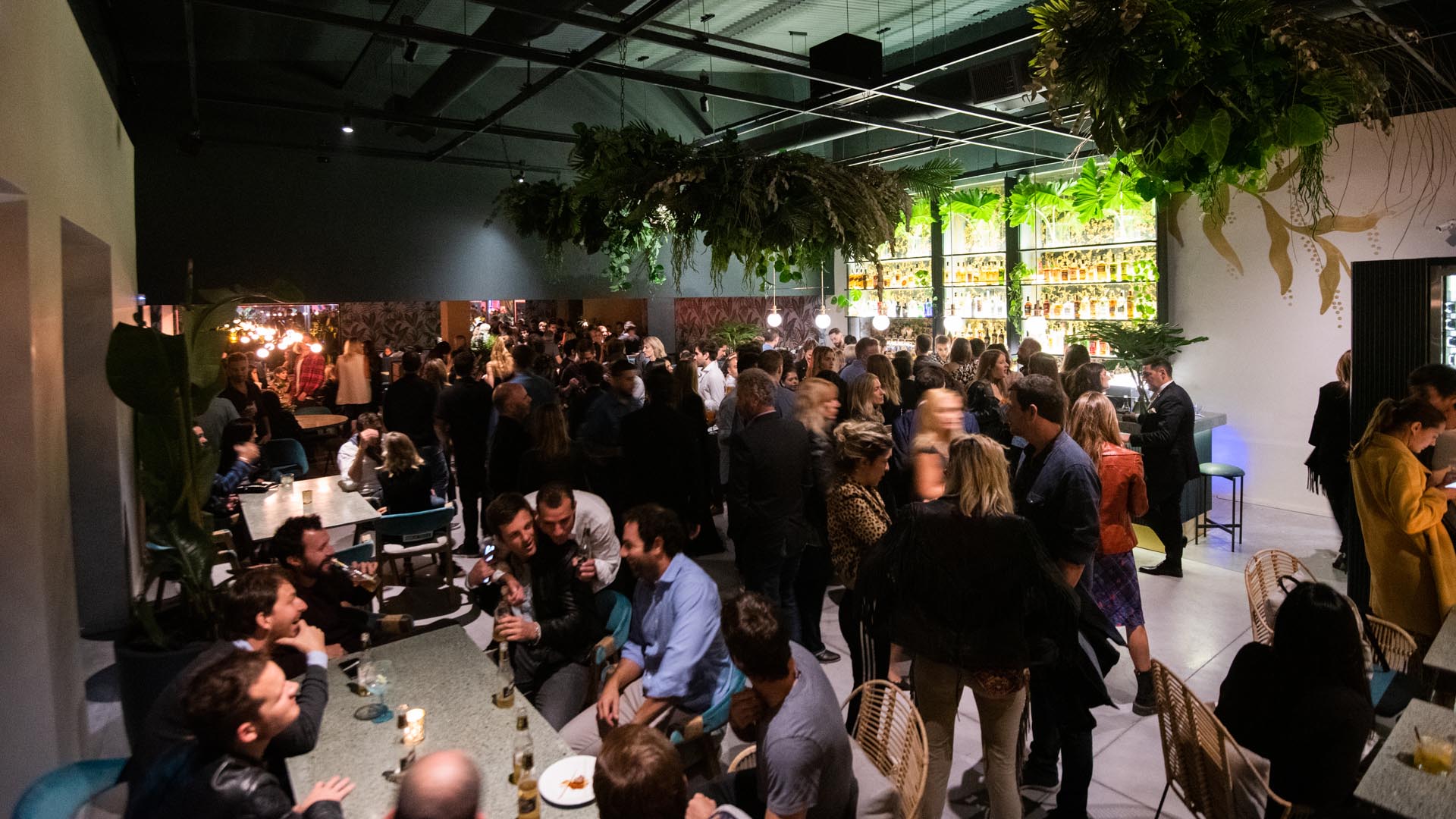 El salón interior cuenta con una cava de vinos y dos barras, una interna y otra externa.