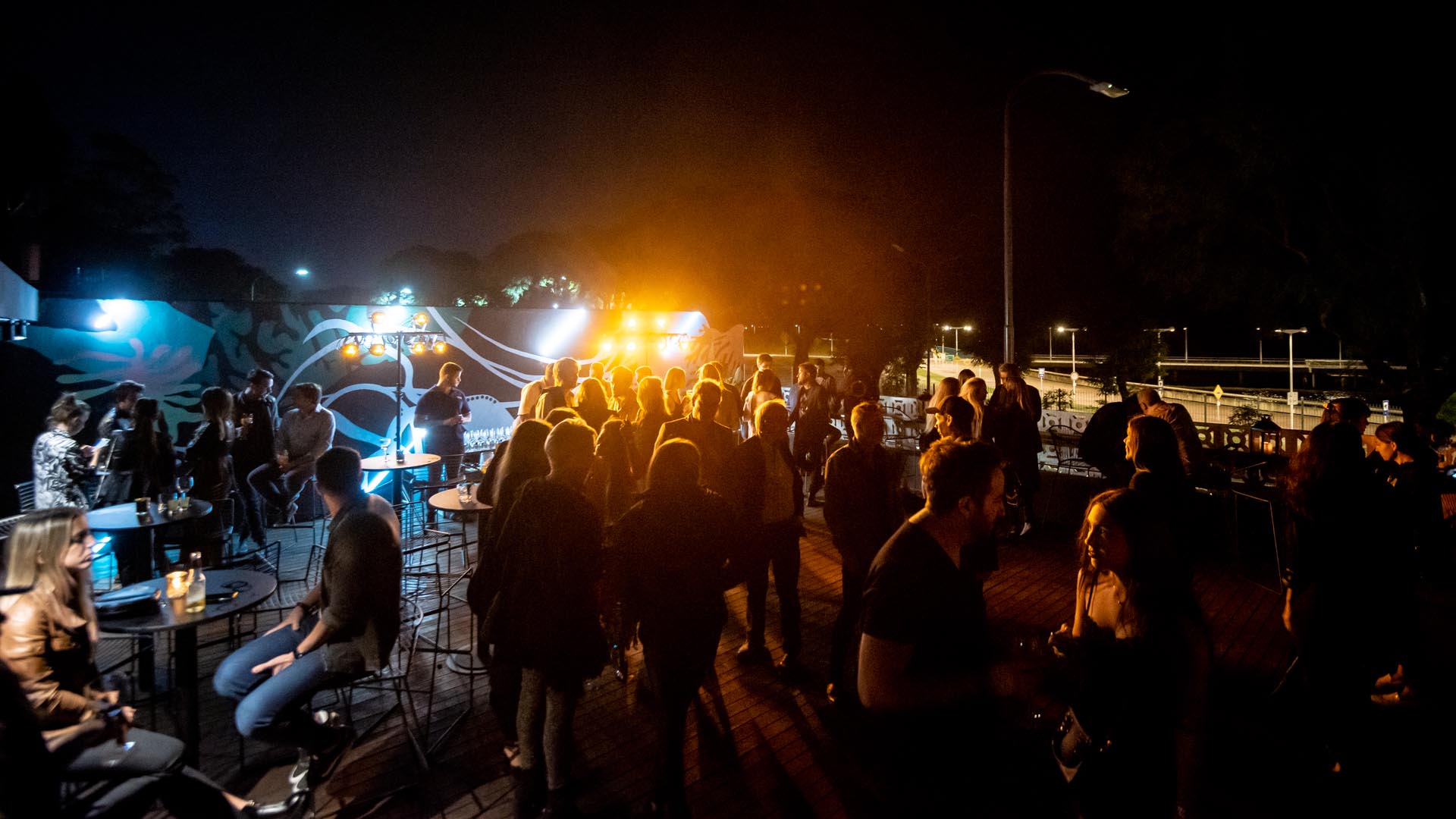 La terraza con vista al Río de la Plata, la vedette del restaurante. Con barra arriba, más mesas y sillones con almohadones