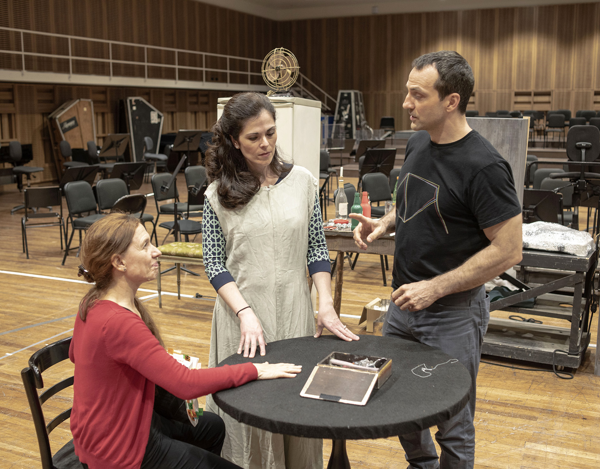 La directora de escena Rita Cosentino junto a Sarah Jane McMahon y David Adam Moore