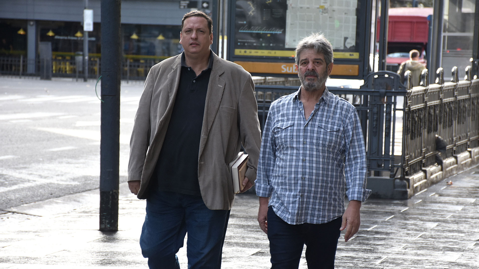 El escritor Hernán Brienza y Sergio Burstein, dirigente de Familiares y Amigos de las Víctimas de la AMIA