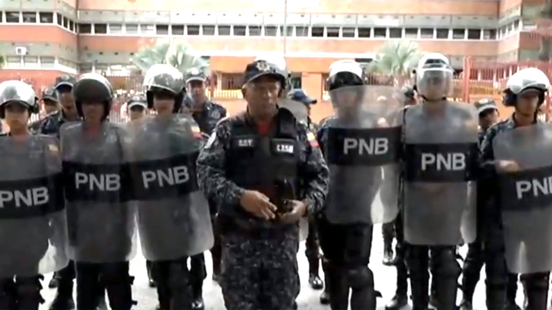 Efectivos de la Policía Nacional Bolivariana están en las puertas del cuartel militar de San Bernardino, en Caracas
