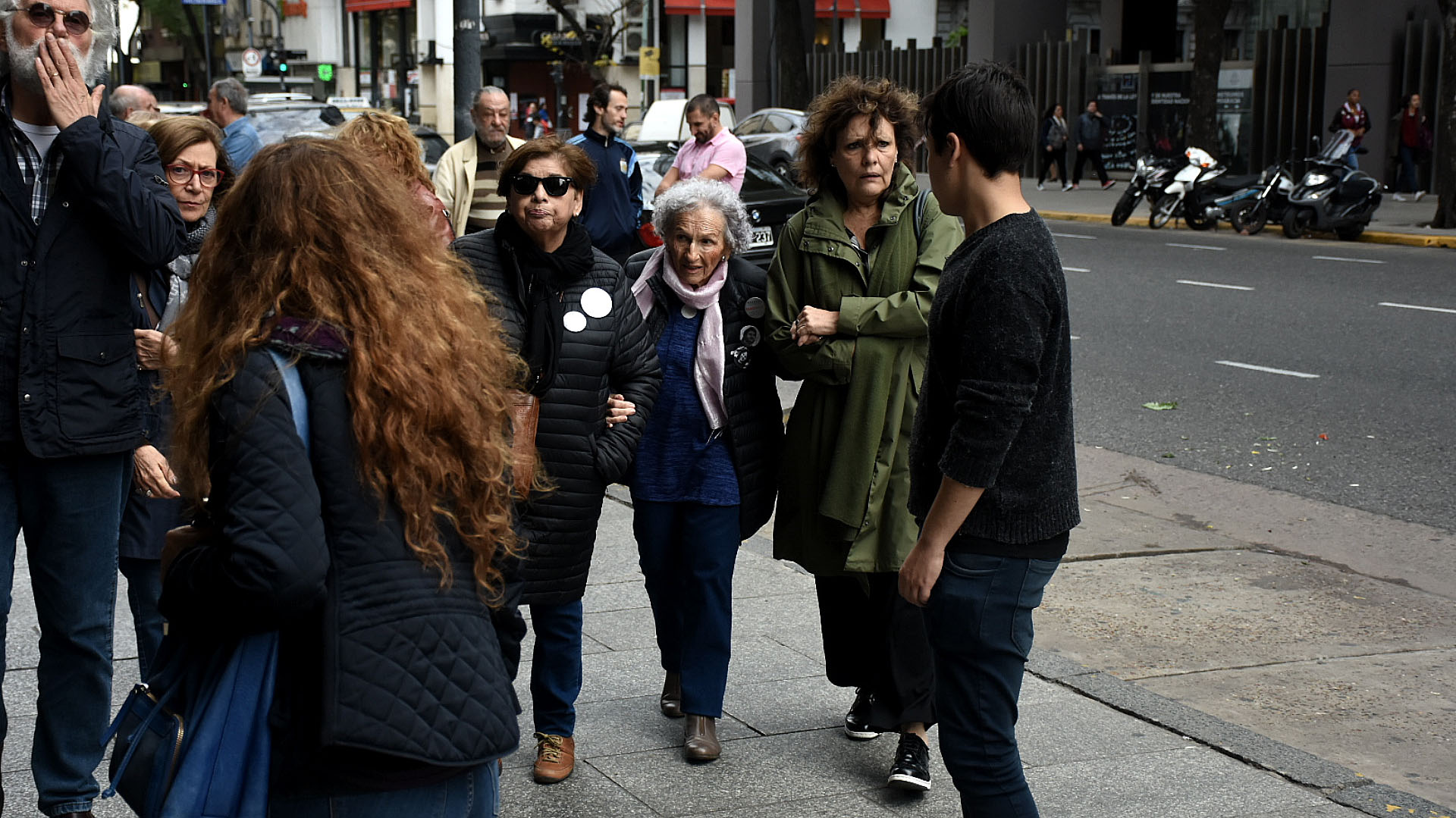 Lita Boitano (centro, bufanda clara), presidente de Familiares de Desaparecidos y Detenidos por Razones Políticas