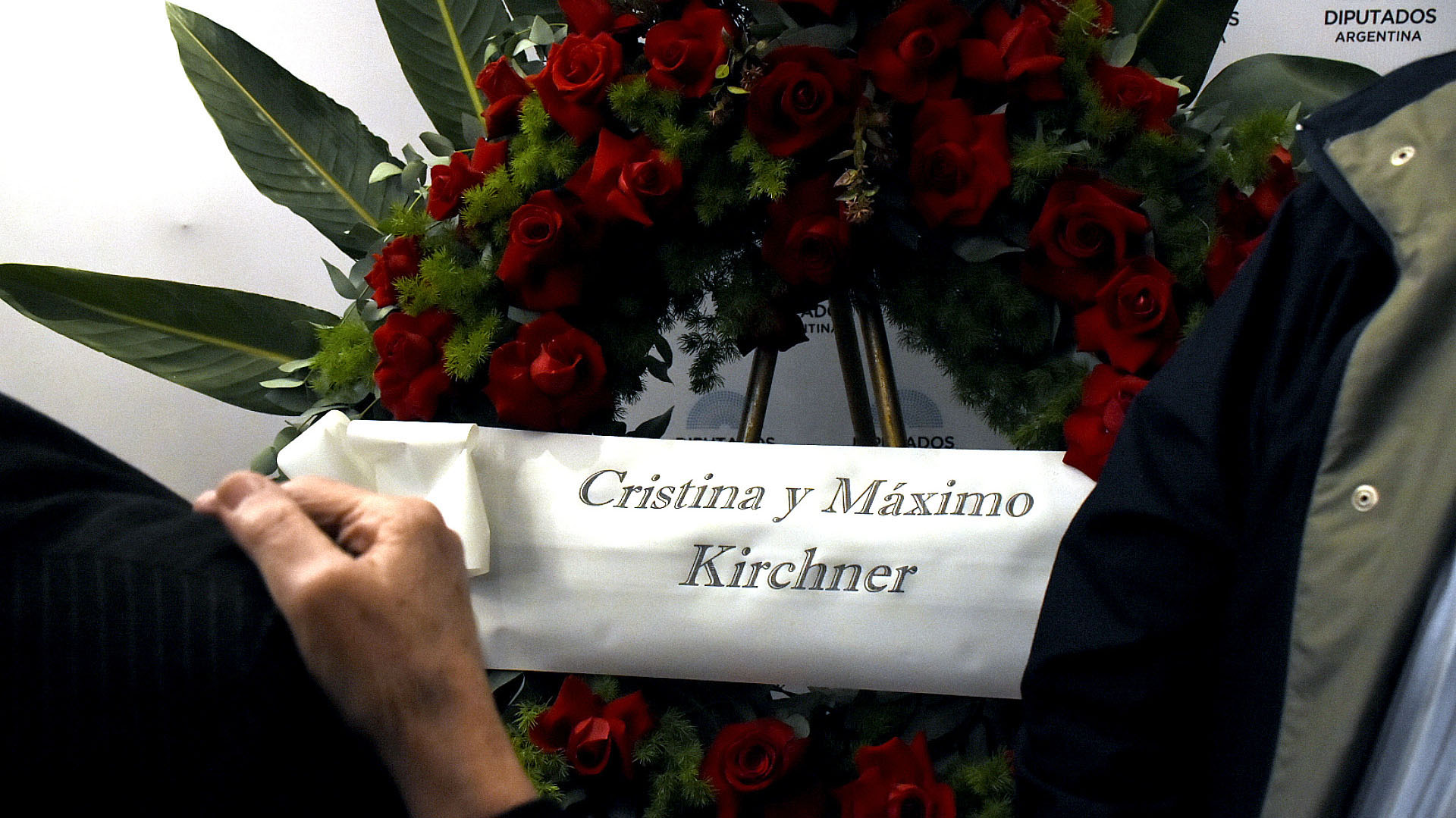 La corona que envió la ex presidente Cristina Kirchner y su hijo Máximo.