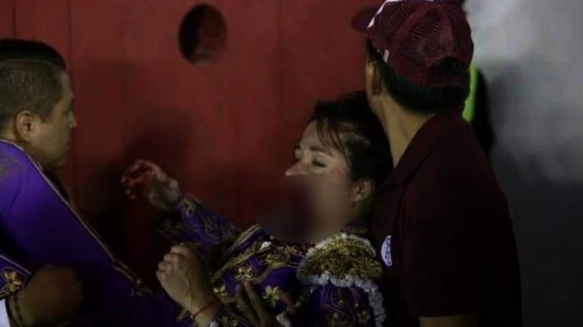 Fue auxiliada para poder salir del ruedo en el estado de Puebla, cercano a la Ciudad de México (Foto: El Sol de México)