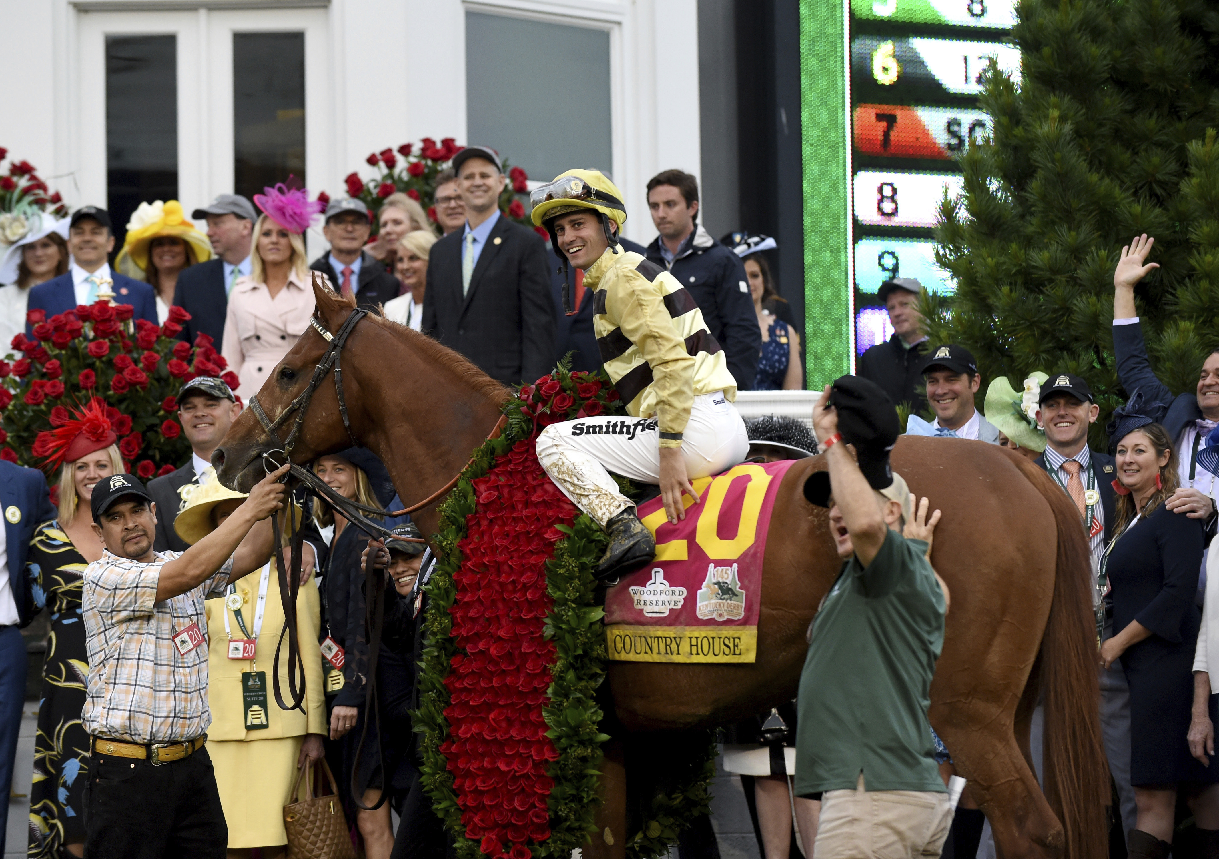Jockey Flavien Prat celebra el primer lugar. (Photo by Diane Bondareff/Invision for Longines/AP Images)