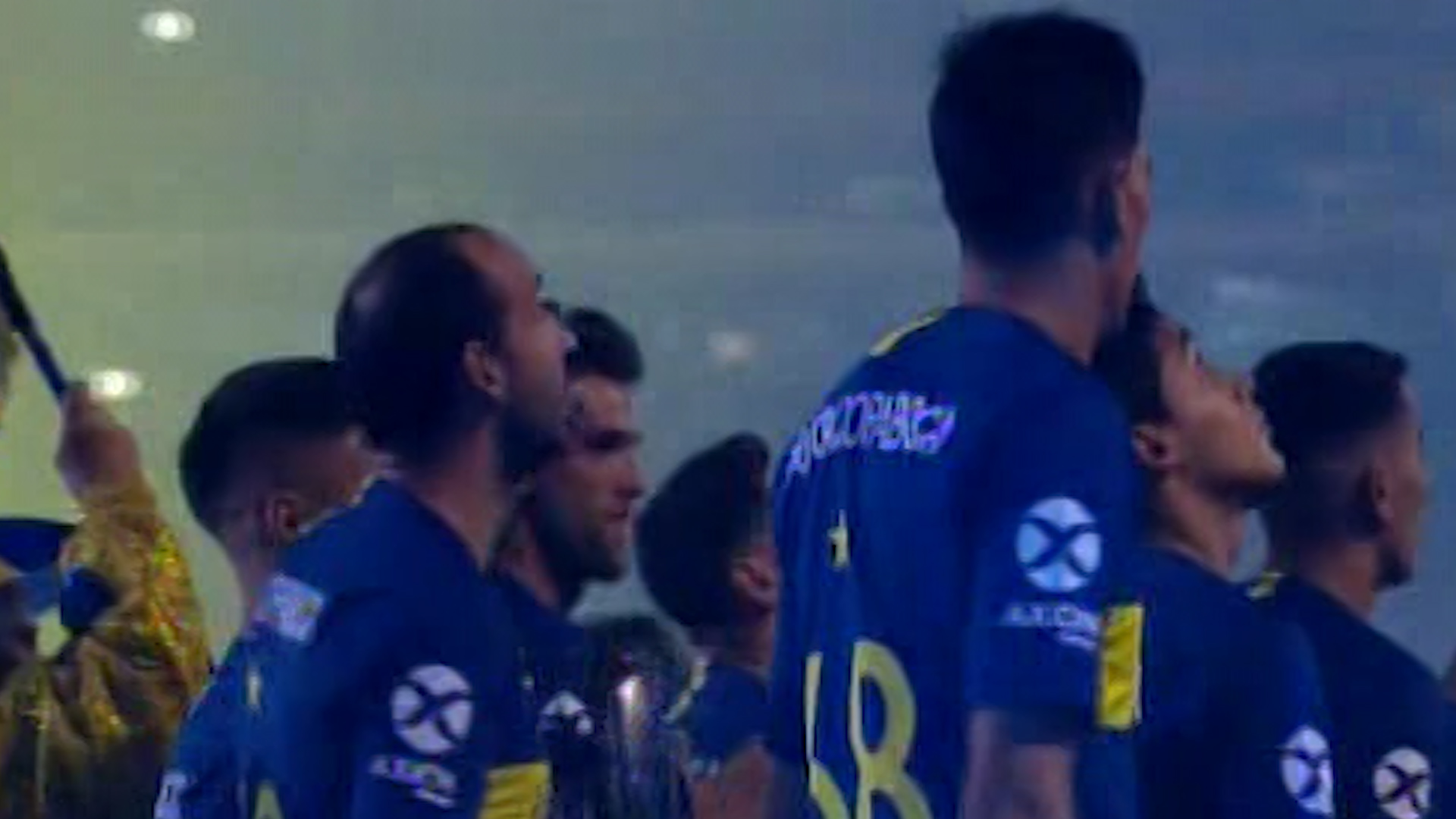 Los jugadores exhibieron el trofeo ante su gente