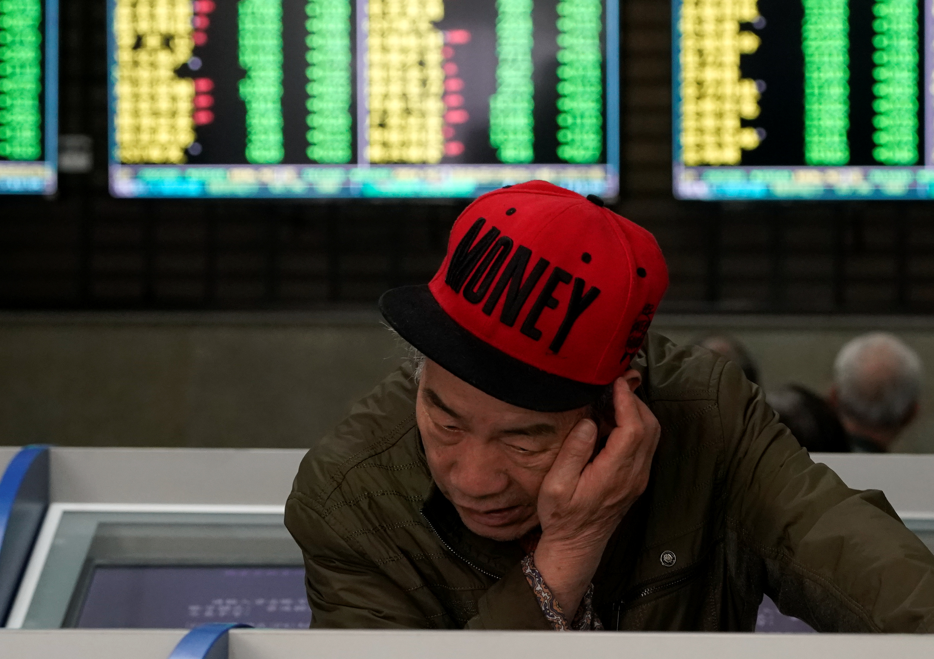 Un inversor observa los índices en la bolsa de Shanghai, China (REUTERS/Aly Song)