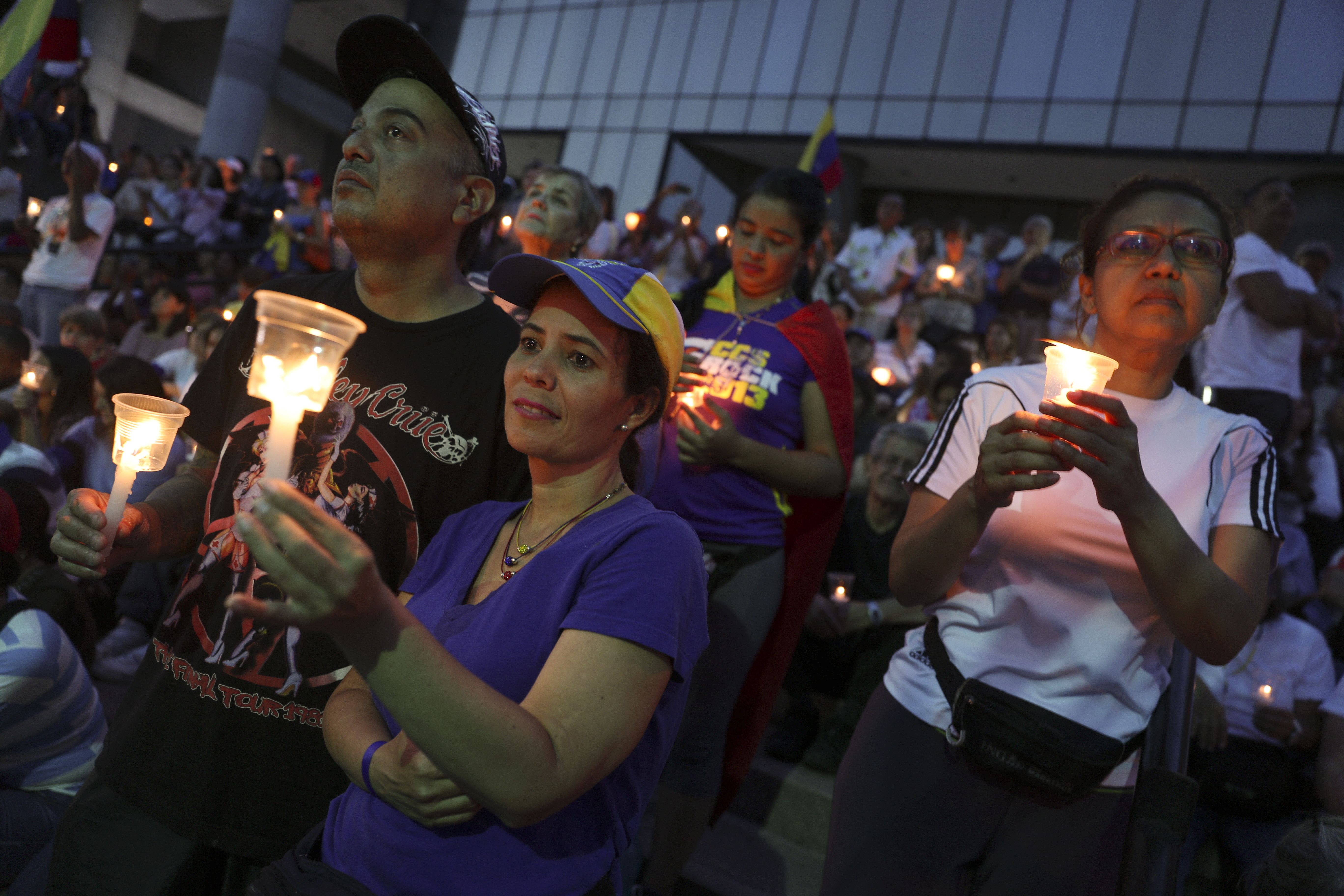 Opositores al Gobierno del presidente Nicolás Maduro sostienen velas durante una vigilia por aquellos que fallecieron en enfrentamientos la semana pasada en Caracas, Venezuela, el domingo 5 de mayo de 2019 (AP Photo/ Martin Mejia)