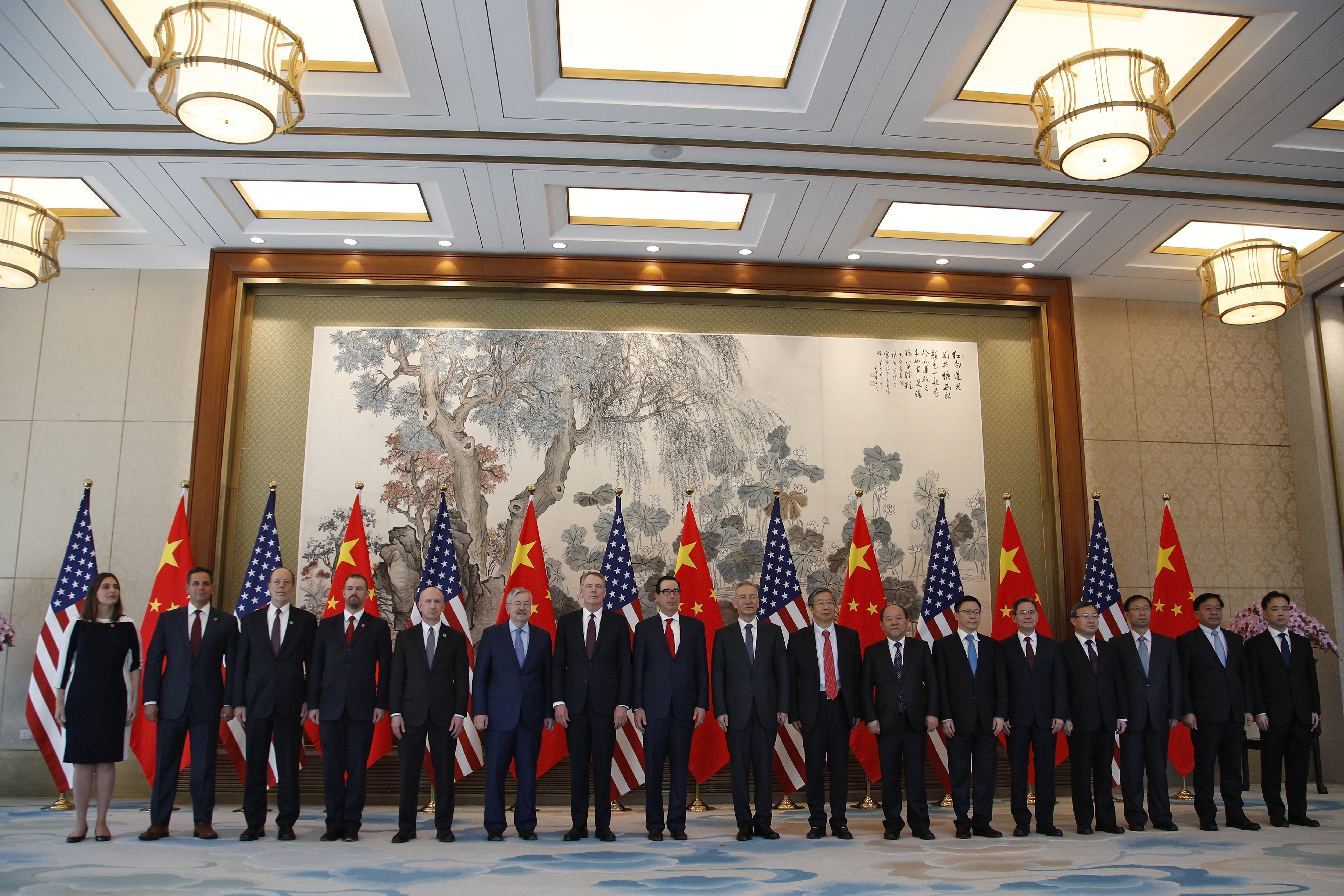 Foto conjunta entre las delegaciones de EEUU y China que negocian el acuero comercial (AP)