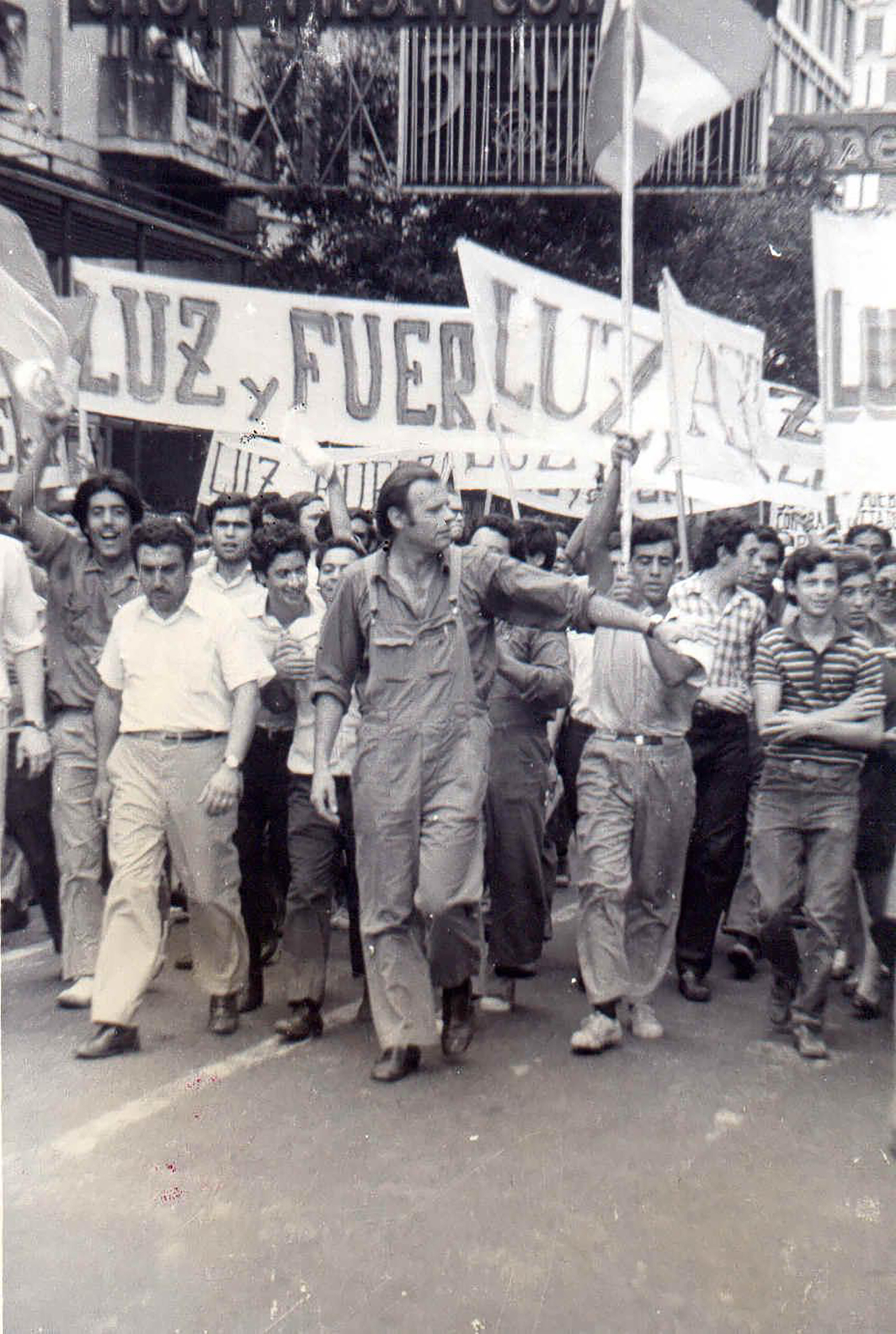 “¡Luche, luche, luche, no deje de luchar por un gobierno obrero, obrero y popular!”, cantaba la columna de Luz y Fuerza por las calles