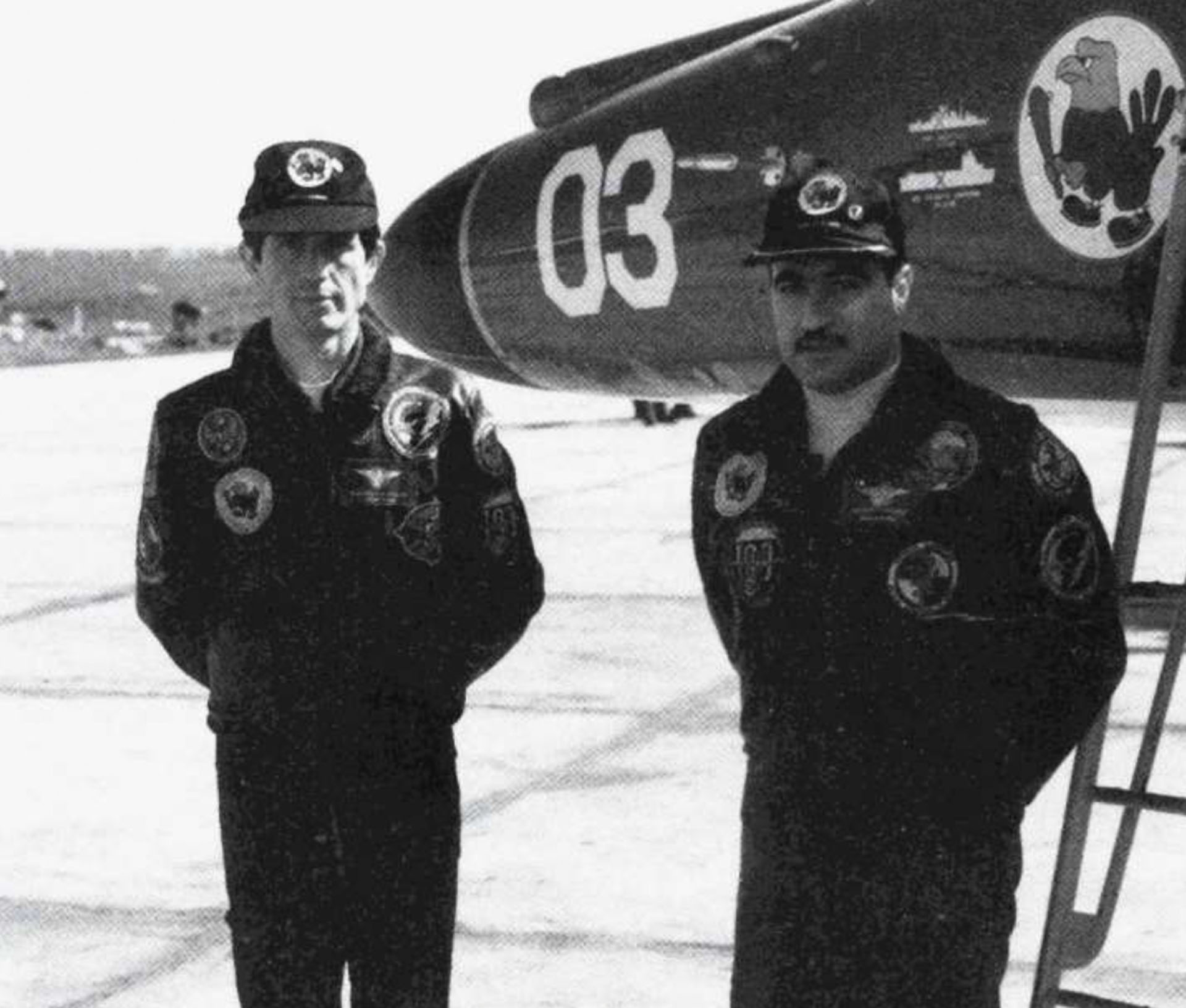 Julio Barraz y Roberto Curilovic en la Base de Río Grande en 1982
