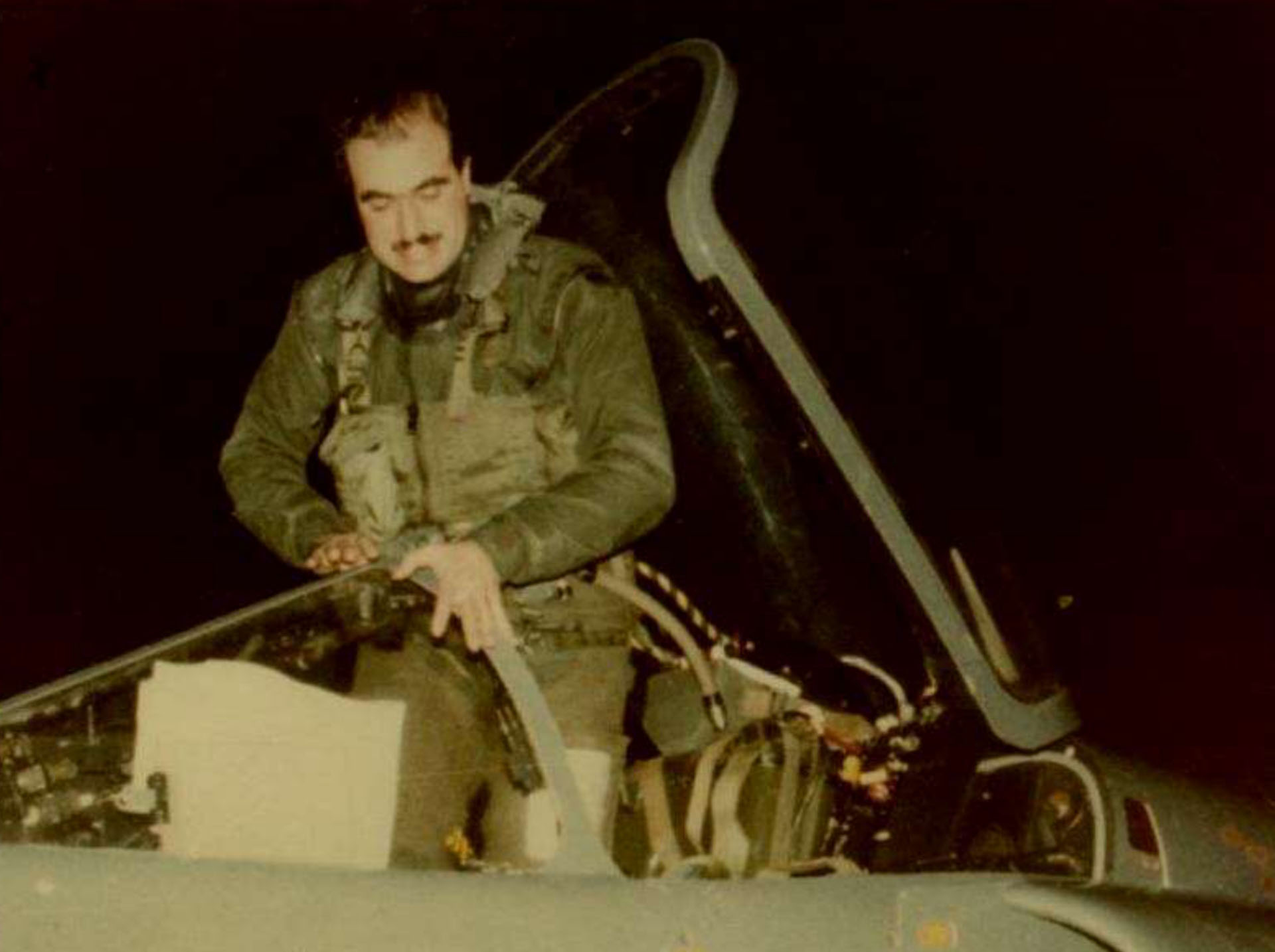 Roberto Curilovi, alias Toro, al regresar de la misión del 25 de mayo. El atraco había sido letal, aunque todavía el resultado era un enigma.