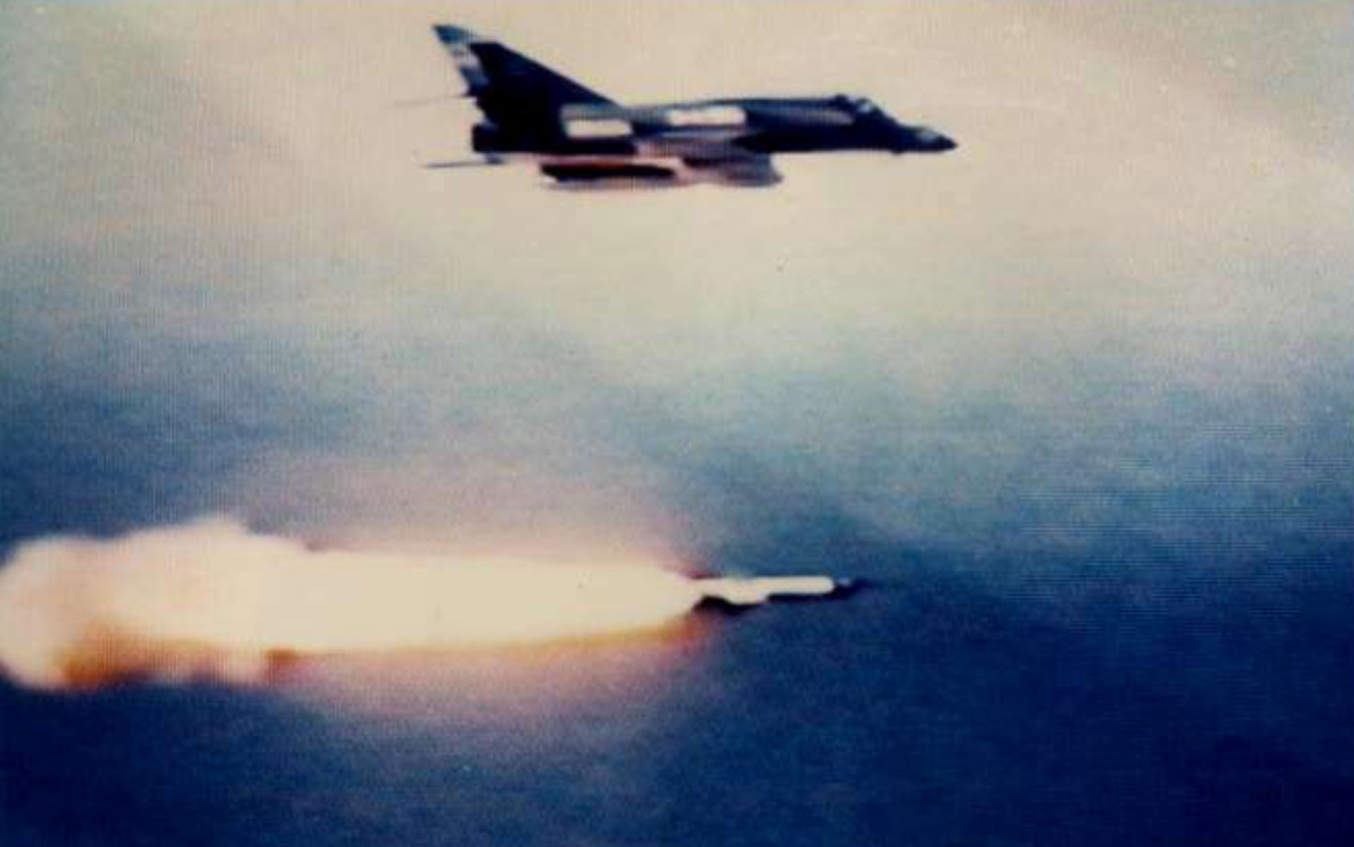El lanzamiento de uno de uno de los cinco misiles Exocet que se usaron en la Guerra de Malvinas e hundieron y averiaron al Sheffield, al Atlantic Conveyor y al portaaviones Invencible.