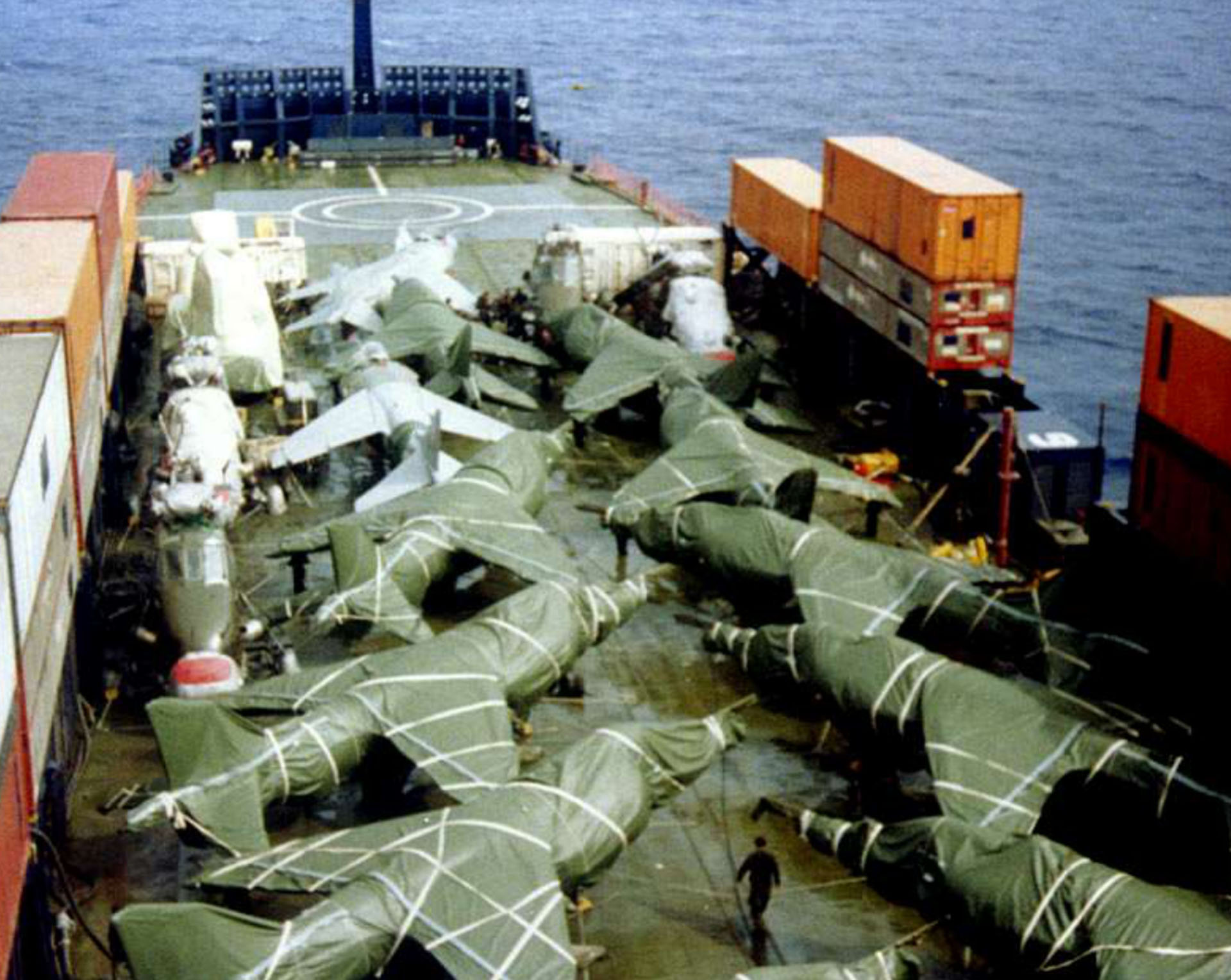 Cubiertos por fundas y embalados, así viajaron los aviones de guerra. A los helicopteros se les extrajeron los rotores.