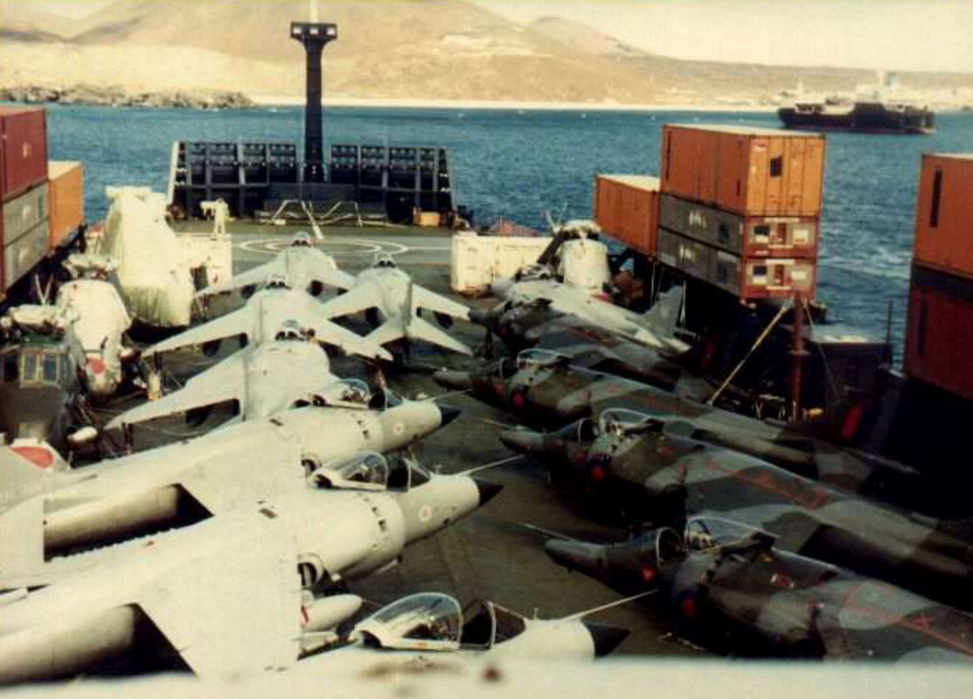 Los aviones Harrier y Sea Harrier embarcados en la Isla Ascensión y que operaron en mayo desde el mercante.