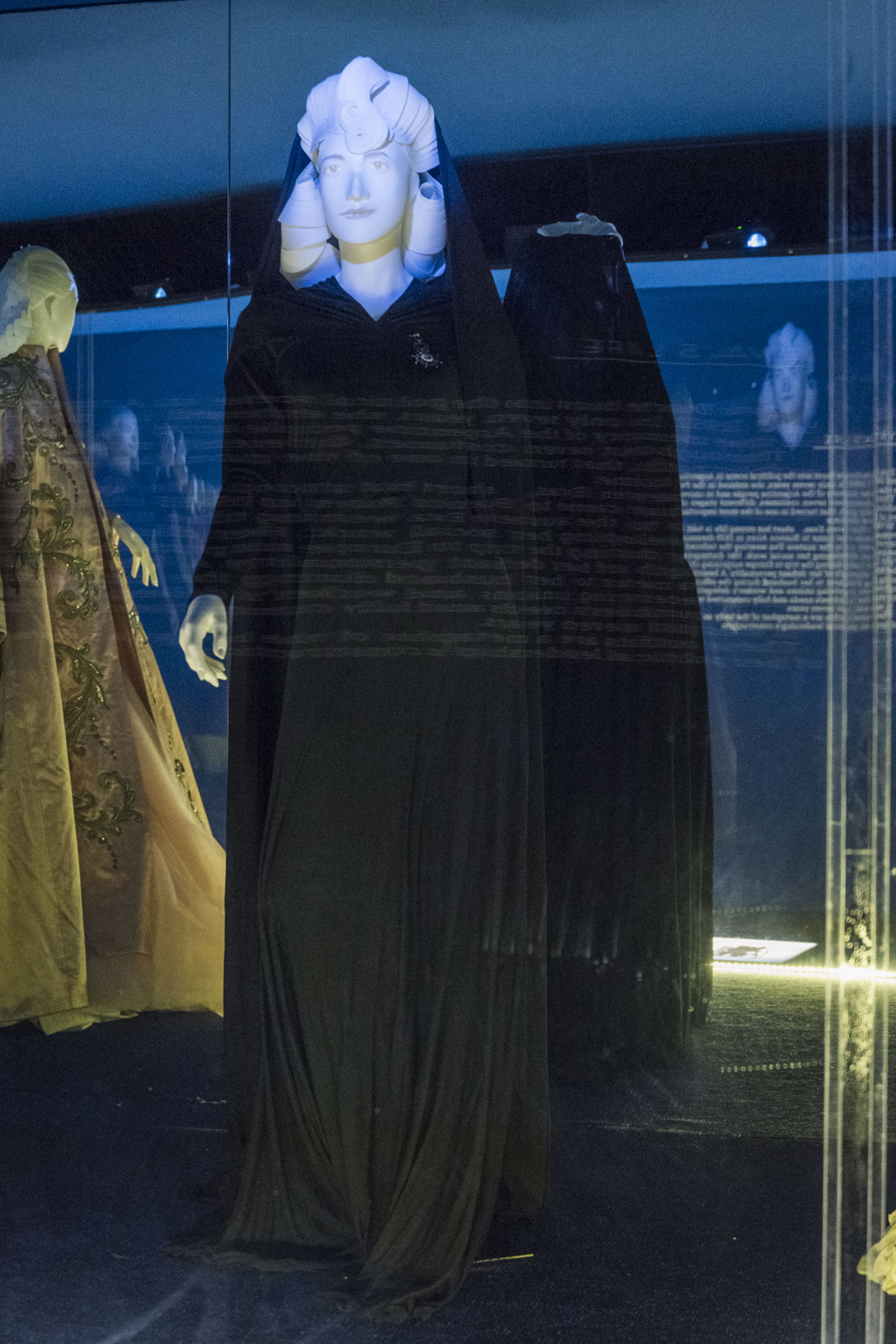 “Eva en el mundo”. Una de sus primeras acciones como Primera Dama fue la gira internacional que realizó a mediados de 1947. Fue recibida por presidentes, primeros ministros, jefes de Estado, incluido el papa Pío XII. Para visitarlo eligió este vestido de seda y crêpe de la diseñadora argentina Bernarda