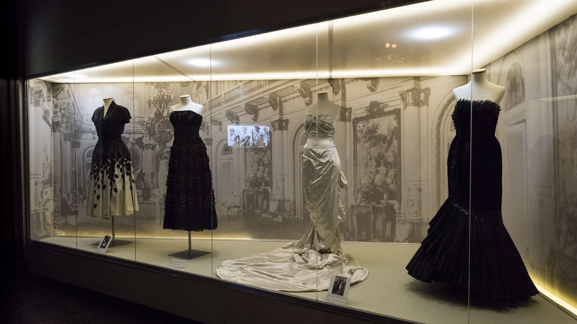 La mayoría de los vestidos exhibidos en la primera sala del museo son de modistos argentinos. En su gira a Europa, la mujer de Juan Domingo Perón vistió trajes de diseñadores nacionales